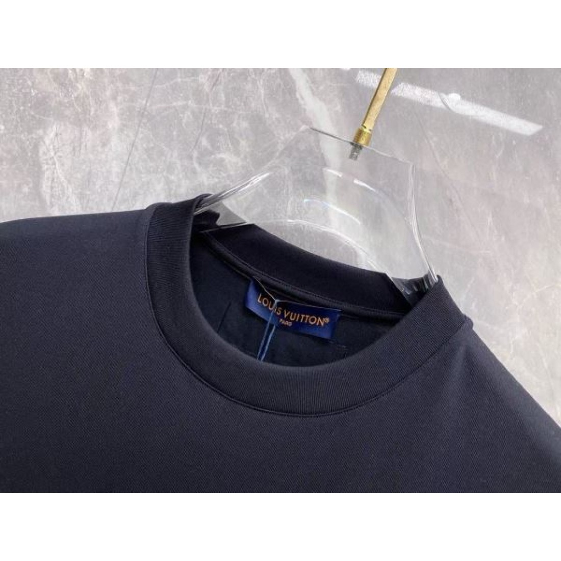 エンブレムロゴ LOUIS VUITTON ルイヴィトン コピー Tシャツ ブラックカラー 刺繍デザイン 半袖仕様 ヴィンテージ感ある仕上がり