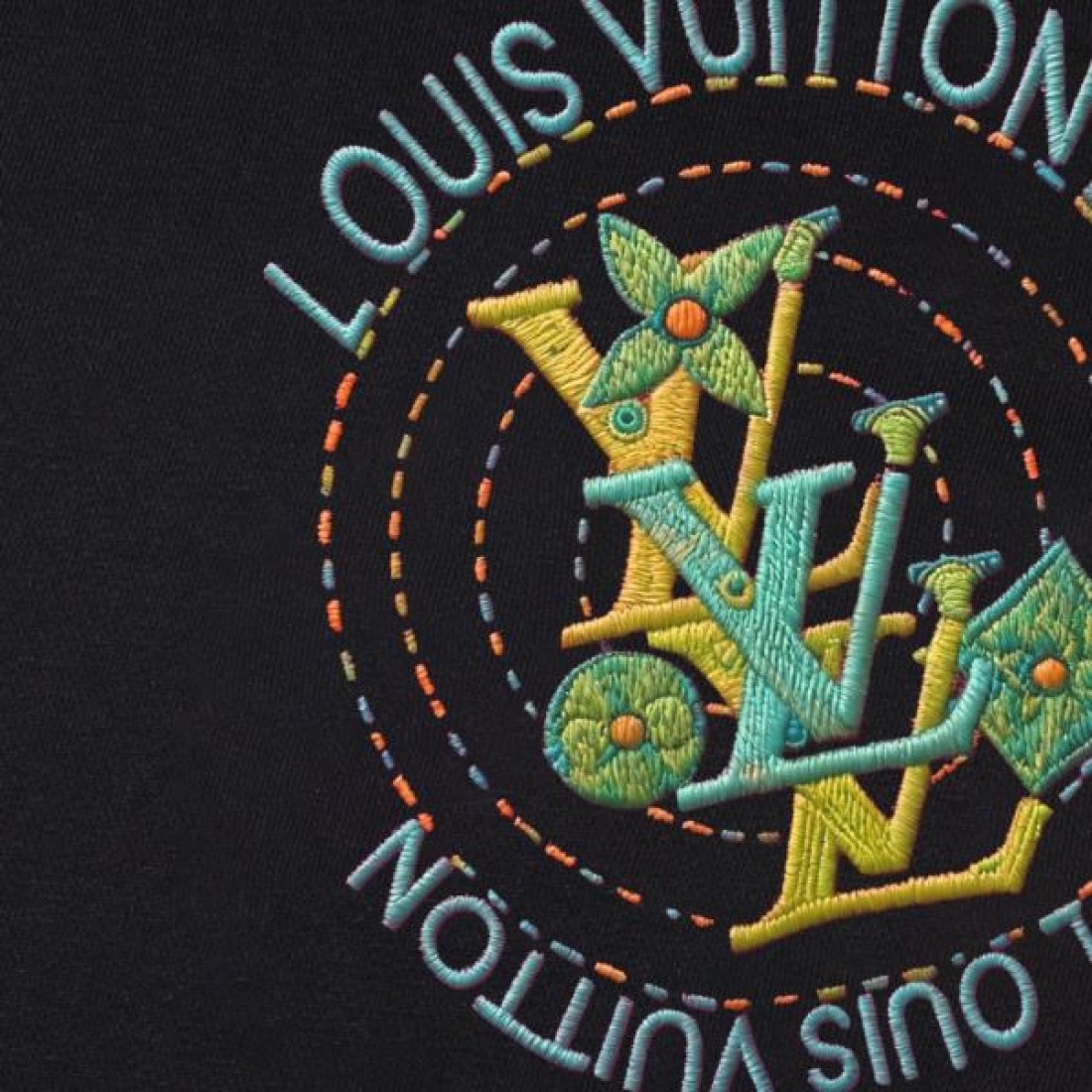 エンブレムロゴ LOUIS VUITTON ルイヴィトン コピー Tシャツ ブラックカラー 刺繍デザイン 半袖仕様 ヴィンテージ感ある仕上がり