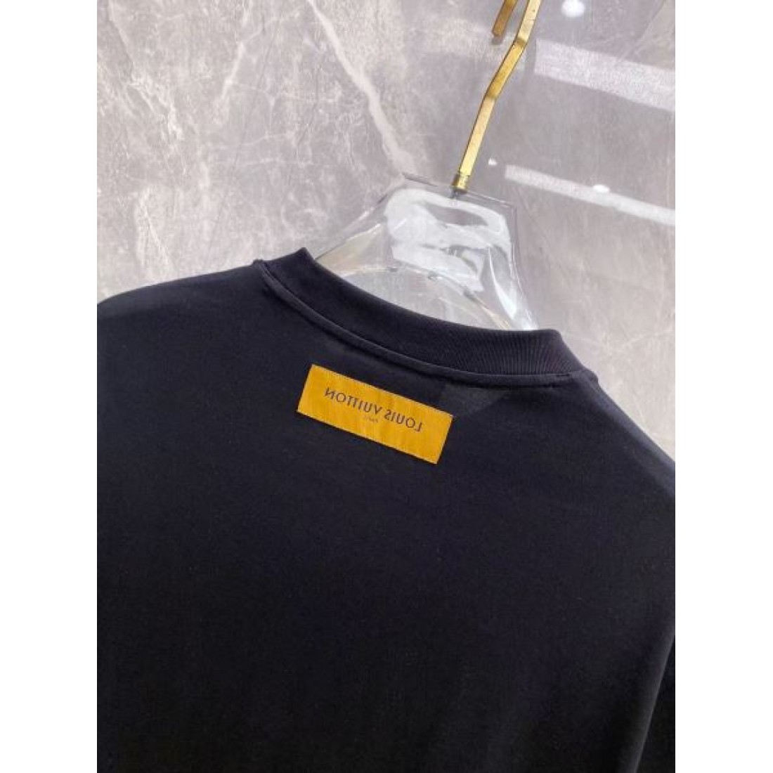 エンブレムロゴ LOUIS VUITTON ルイヴィトン コピー Tシャツ ブラックカラー 刺繍デザイン 半袖仕様 ヴィンテージ感ある仕上がり