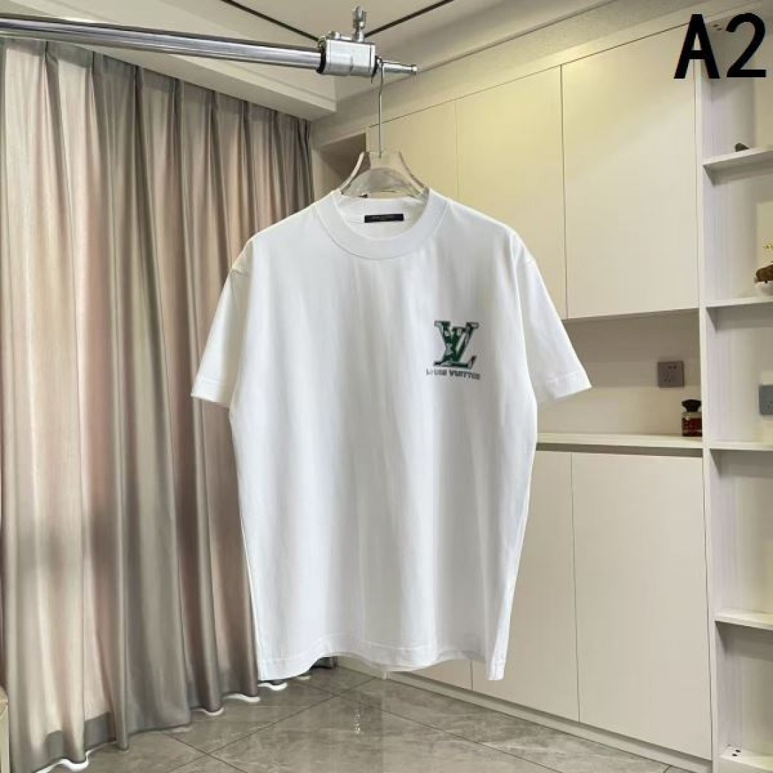 マルチカラーLVロゴ LOUIS VUITTON ルイヴィトン コピー 半袖Tシャツ ブラックベース サークルモチーフ 柔らかな着心地
