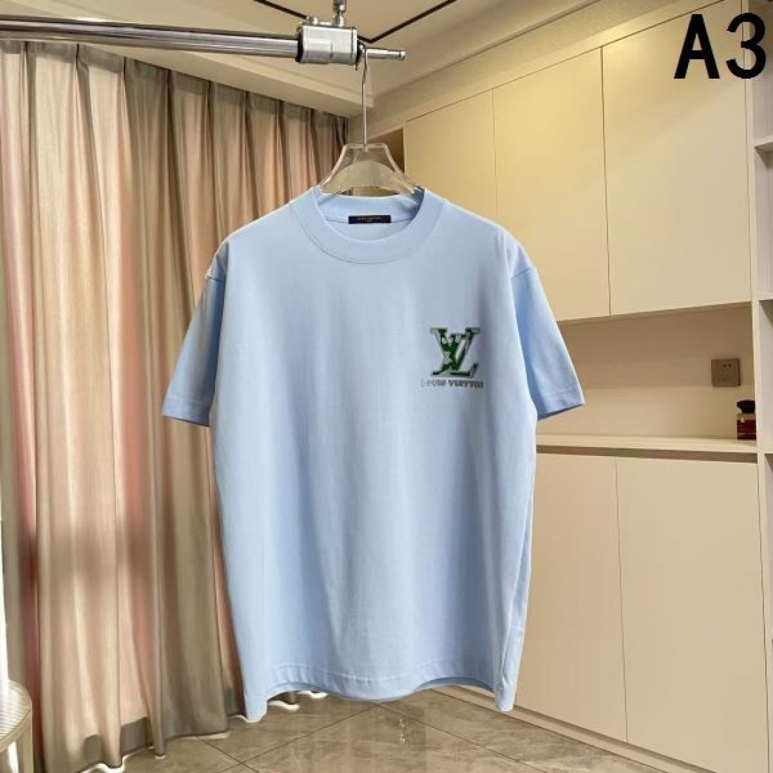 マルチカラーLVロゴ LOUIS VUITTON ルイヴィトン コピー 半袖Tシャツ ブラックベース サークルモチーフ 柔らかな着心地