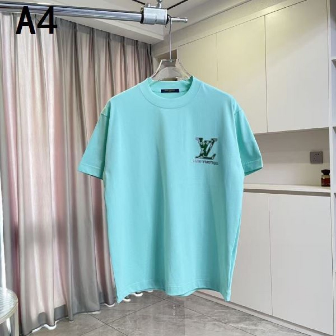 マルチカラーLVロゴ LOUIS VUITTON ルイヴィトン コピー 半袖Tシャツ ブラックベース サークルモチーフ 柔らかな着心地