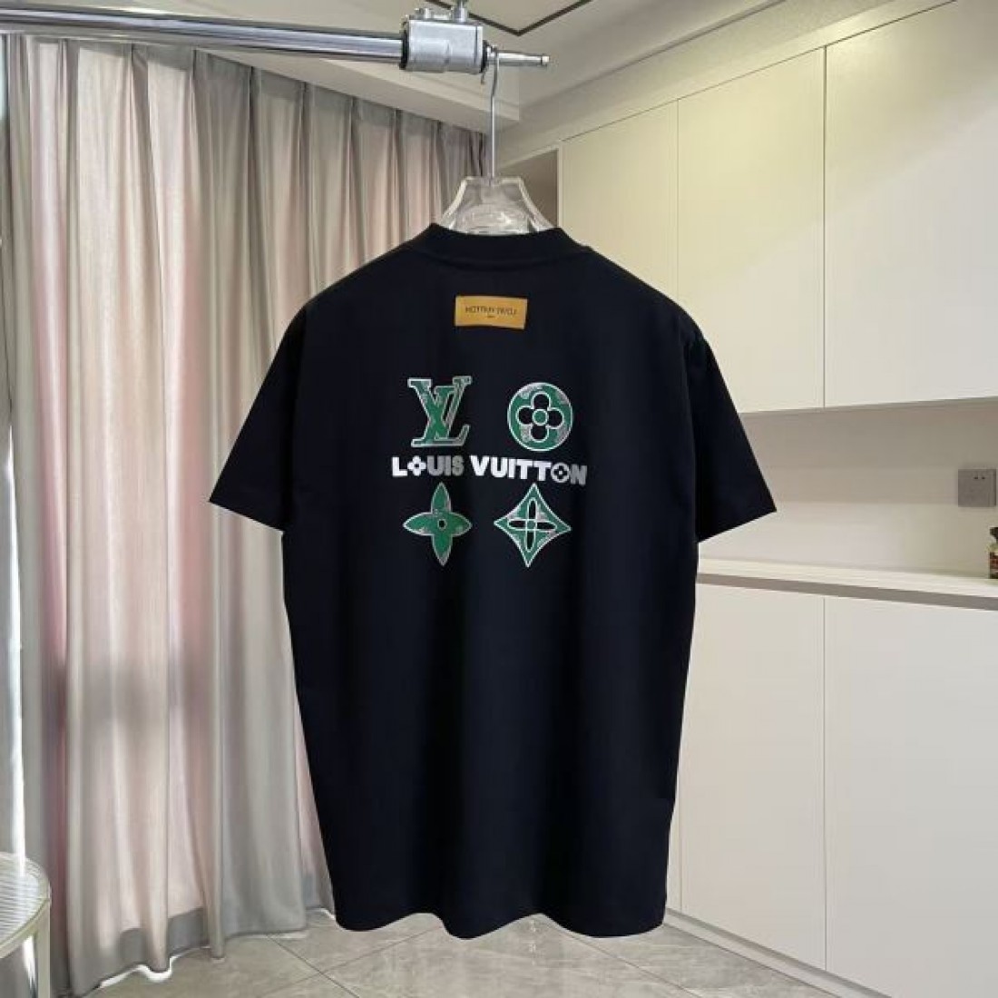 マルチカラーLVロゴ LOUIS VUITTON ルイヴィトン コピー 半袖Tシャツ ブラックベース サークルモチーフ 柔らかな着心地