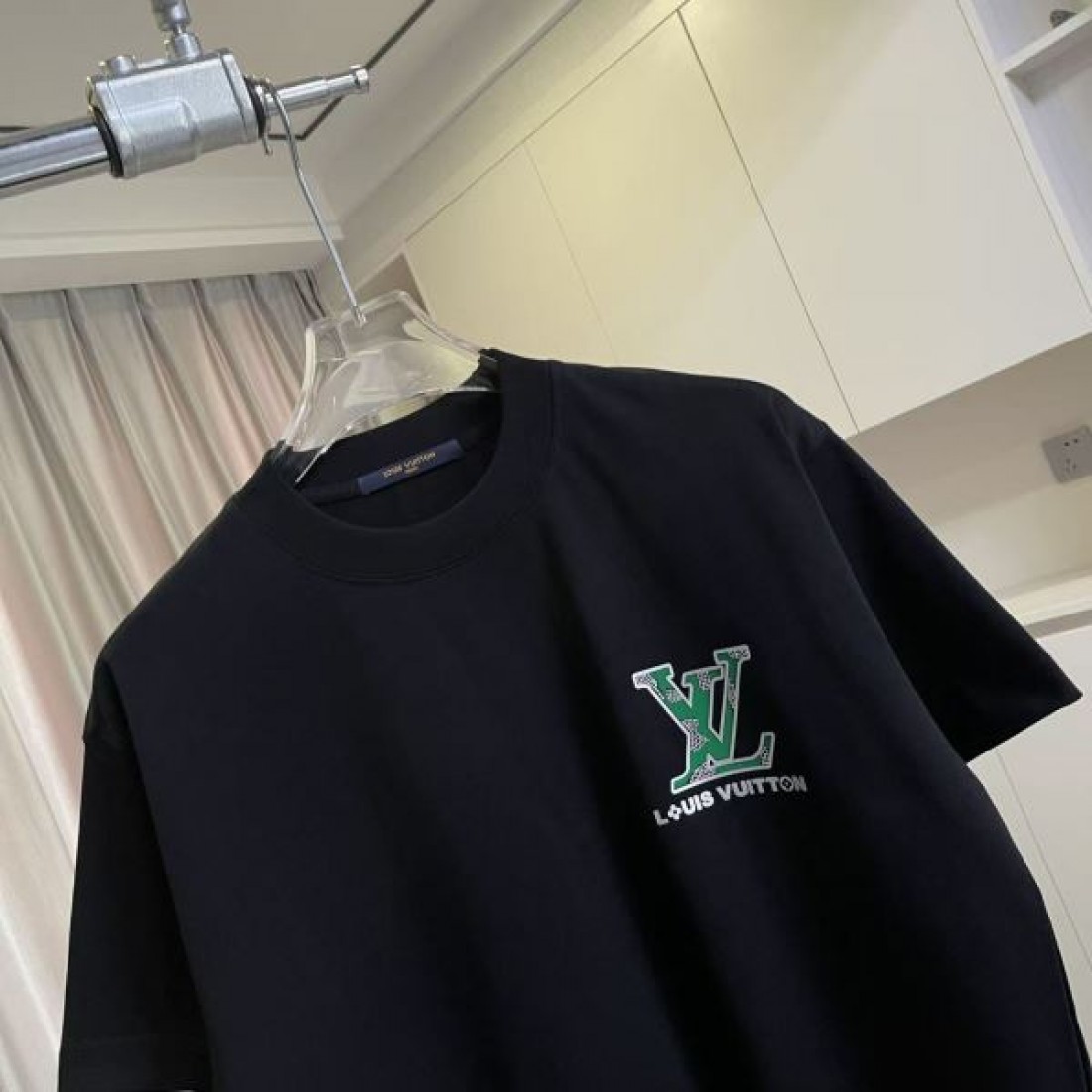 マルチカラーLVロゴ LOUIS VUITTON ルイヴィトン コピー 半袖Tシャツ ブラックベース サークルモチーフ 柔らかな着心地