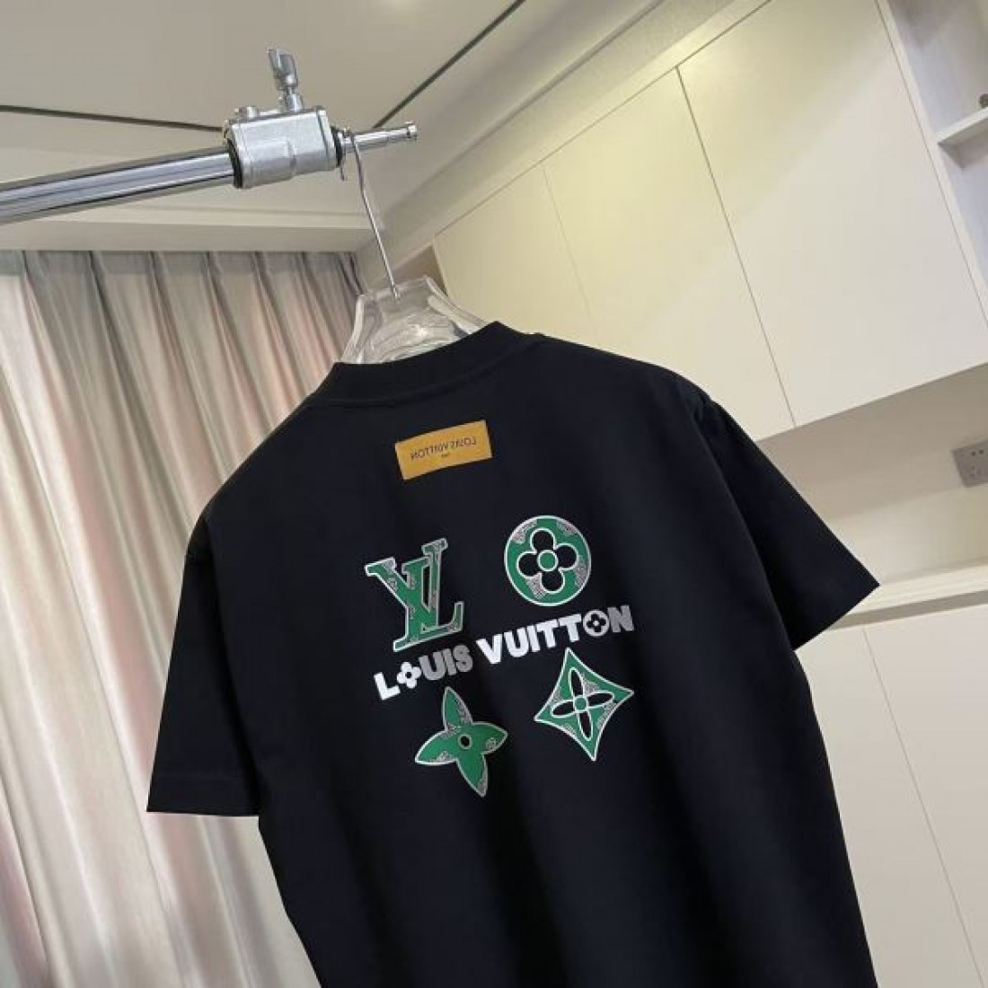 マルチカラーLVロゴ LOUIS VUITTON ルイヴィトン コピー 半袖Tシャツ ブラックベース サークルモチーフ 柔らかな着心地