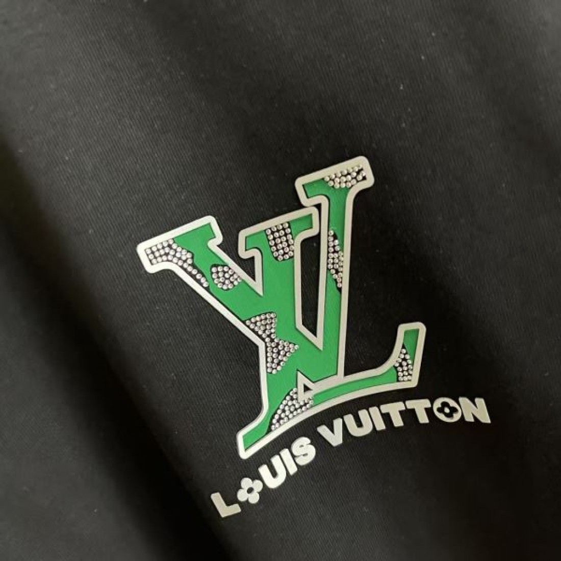 マルチカラーLVロゴ LOUIS VUITTON ルイヴィトン コピー 半袖Tシャツ ブラックベース サークルモチーフ 柔らかな着心地