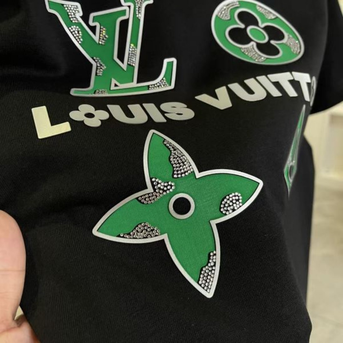 マルチカラーLVロゴ LOUIS VUITTON ルイヴィトン コピー 半袖Tシャツ ブラックベース サークルモチーフ 柔らかな着心地