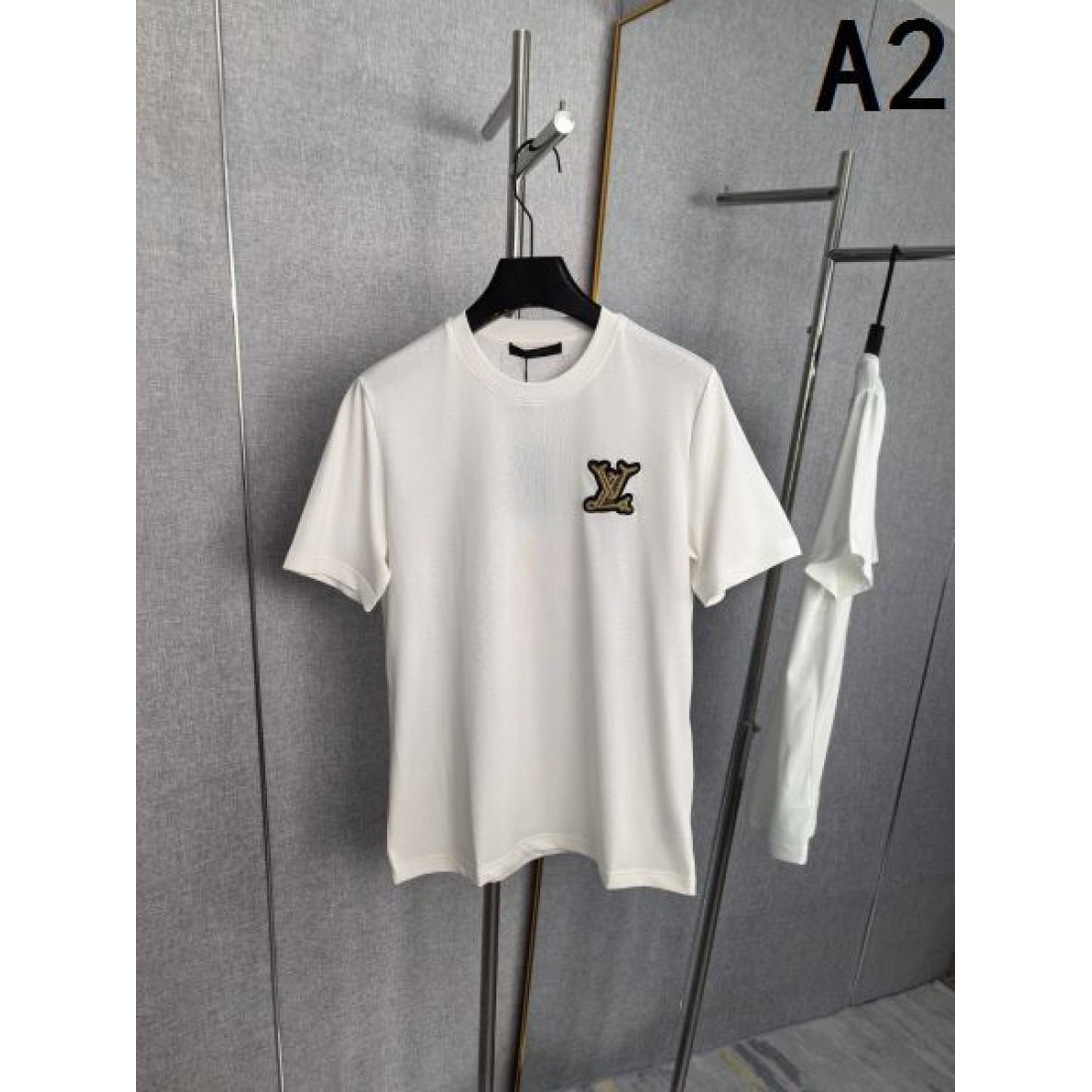 クラフト調デザイン LOUIS VUITTON ルイヴィトン コピー Tシャツ ホワイト×グリーン配色 エンブレムロゴ 男女兼用コーデ対応