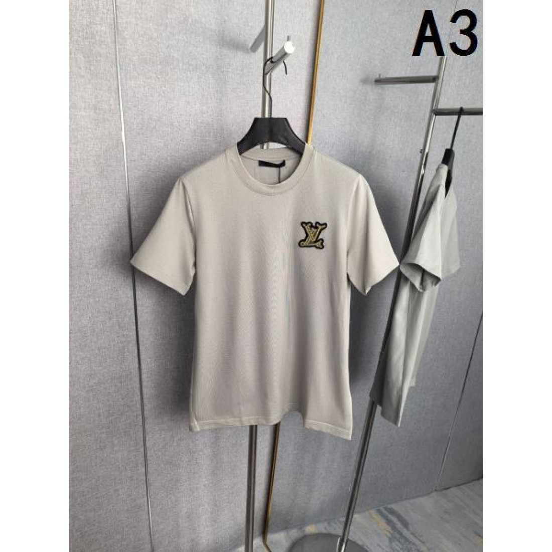 クラフト調デザイン LOUIS VUITTON ルイヴィトン コピー Tシャツ ホワイト×グリーン配色 エンブレムロゴ 男女兼用コーデ対応