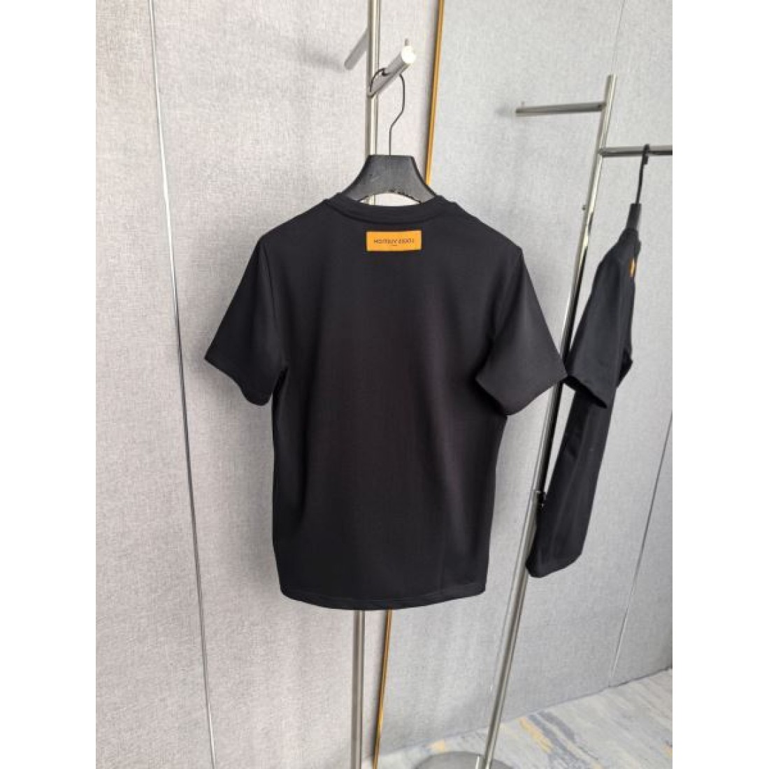 クラフト調デザイン LOUIS VUITTON ルイヴィトン コピー Tシャツ ホワイト×グリーン配色 エンブレムロゴ 男女兼用コーデ対応