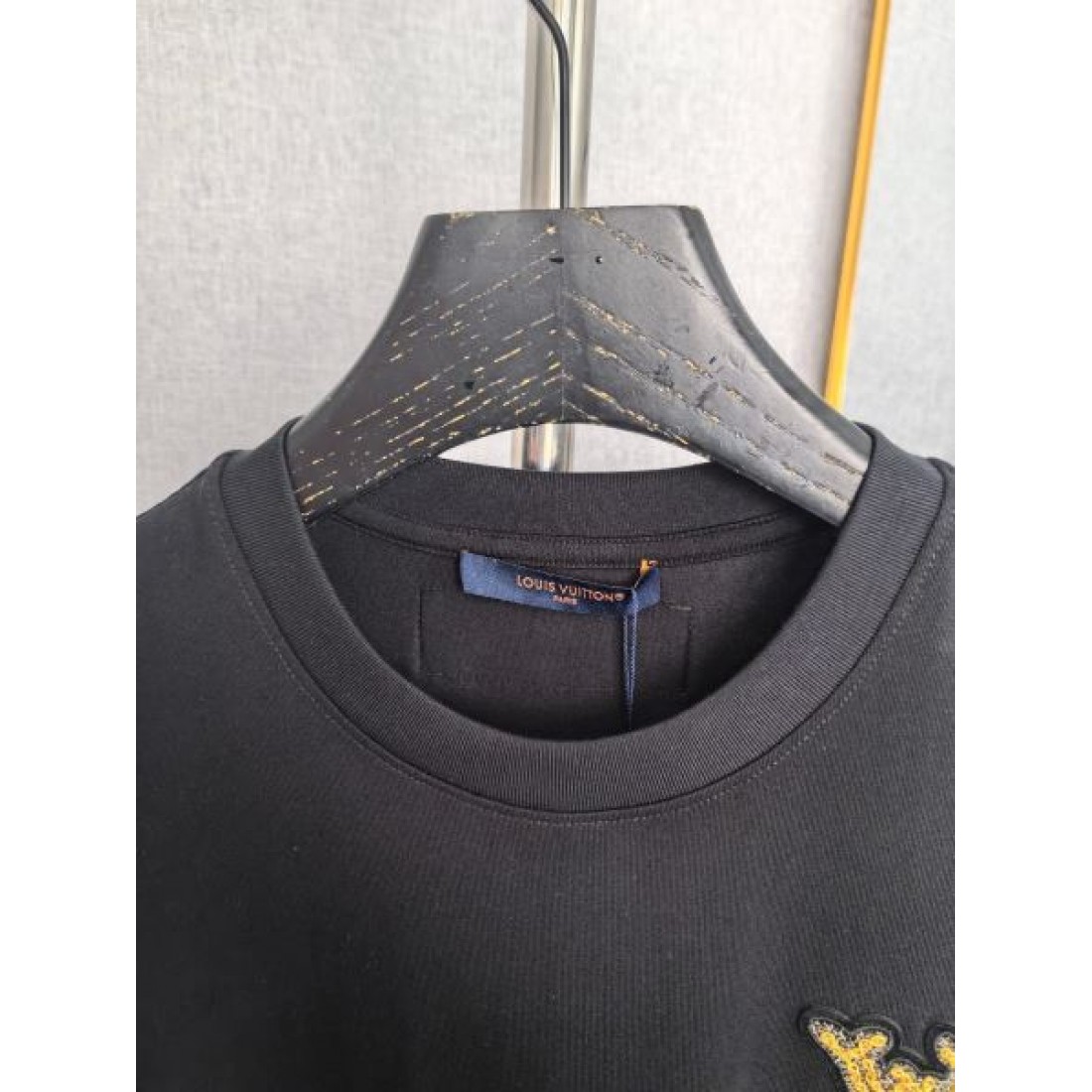クラフト調デザイン LOUIS VUITTON ルイヴィトン コピー Tシャツ ホワイト×グリーン配色 エンブレムロゴ 男女兼用コーデ対応