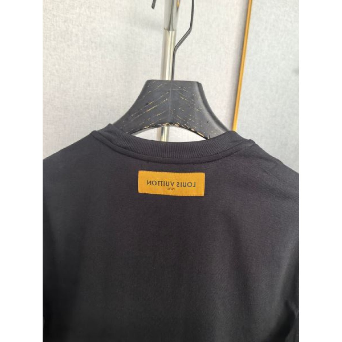 クラフト調デザイン LOUIS VUITTON ルイヴィトン コピー Tシャツ ホワイト×グリーン配色 エンブレムロゴ 男女兼用コーデ対応