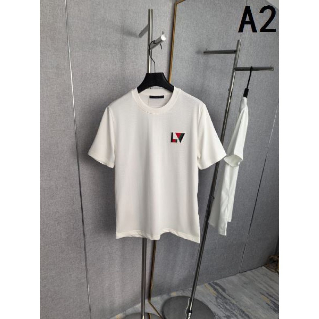 ミニLVロゴ LOUIS VUITTON ルイヴィトン コピー Tシャツ ブラックカラー ワンポイント刺繍 半袖デザイン シンプルな着回し力