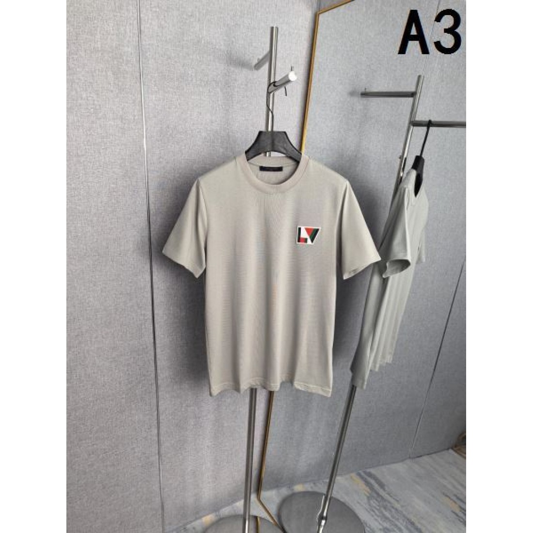 ミニLVロゴ LOUIS VUITTON ルイヴィトン コピー Tシャツ ブラックカラー ワンポイント刺繍 半袖デザイン シンプルな着回し力