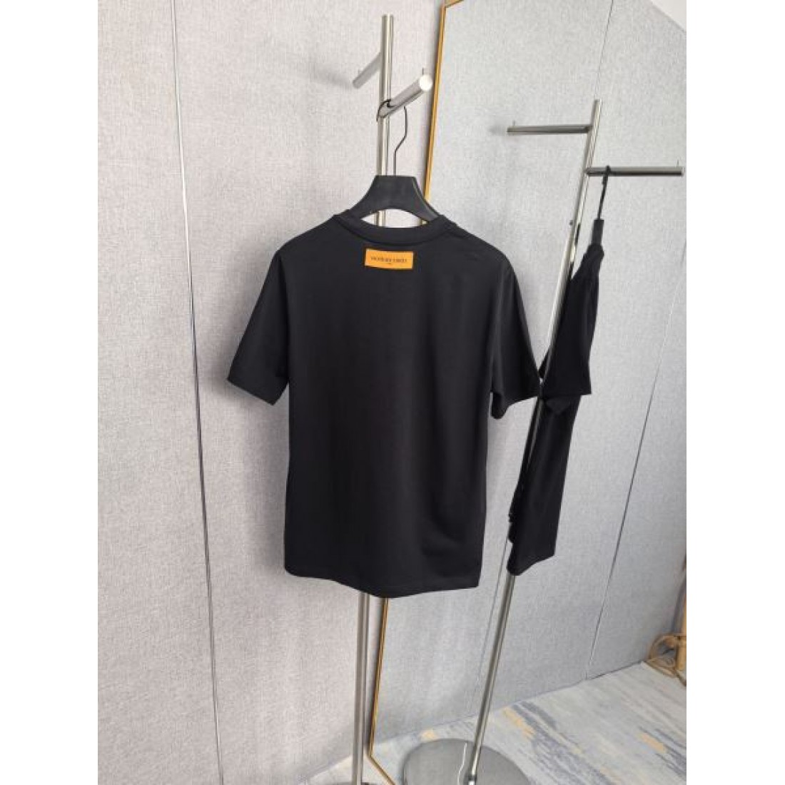 ミニLVロゴ LOUIS VUITTON ルイヴィトン コピー Tシャツ ブラックカラー ワンポイント刺繍 半袖デザイン シンプルな着回し力