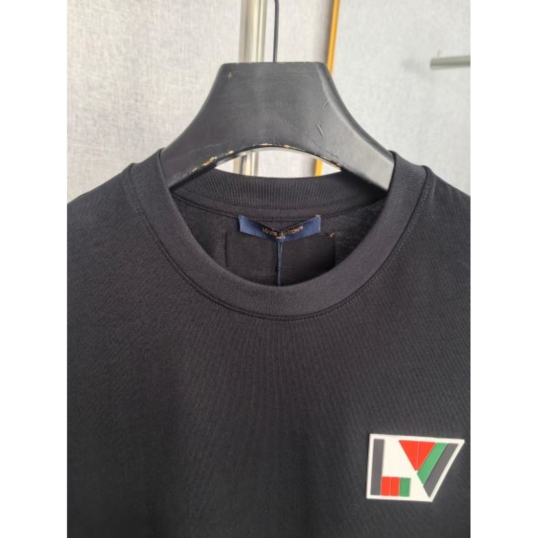 ミニLVロゴ LOUIS VUITTON ルイヴィトン コピー Tシャツ ブラックカラー ワンポイント刺繍 半袖デザイン シンプルな着回し力
