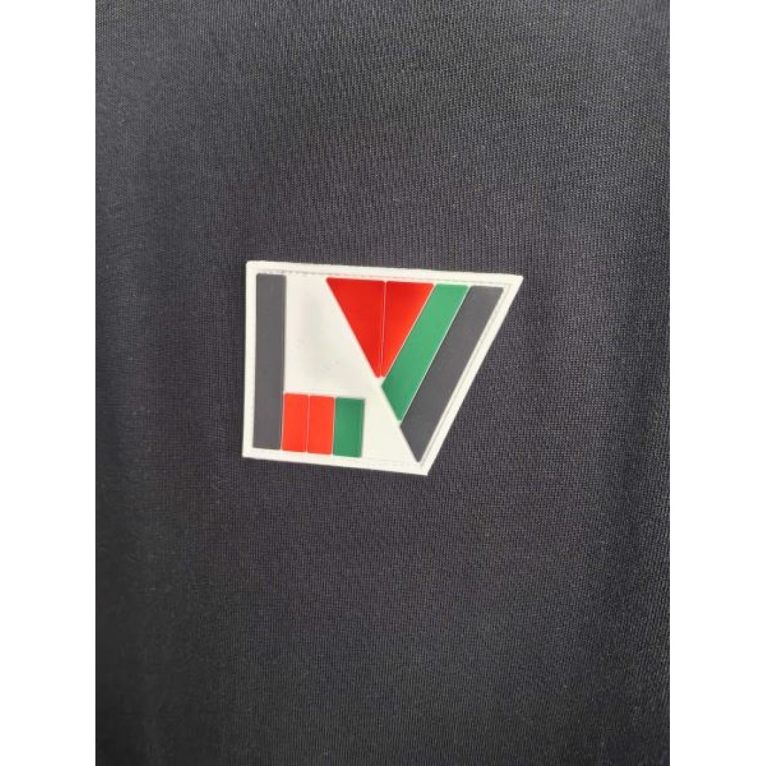 ミニLVロゴ LOUIS VUITTON ルイヴィトン コピー Tシャツ ブラックカラー ワンポイント刺繍 半袖デザイン シンプルな着回し力