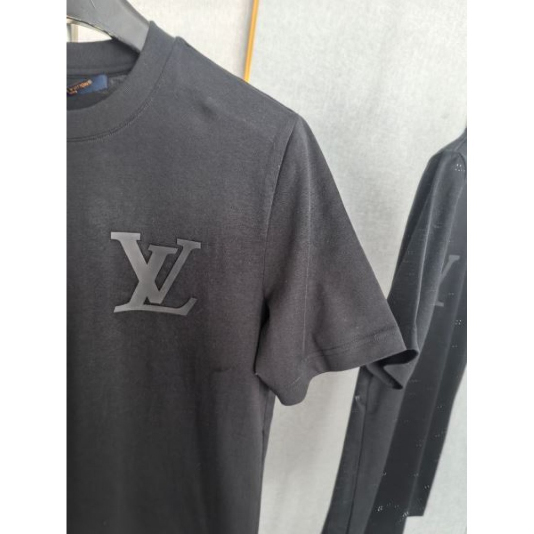 ワンポイント仕様 LOUIS VUITTON ルイヴィトン コピー カットソー ホワイトカラー LVロゴアクセント コットン素材 デイリー向け