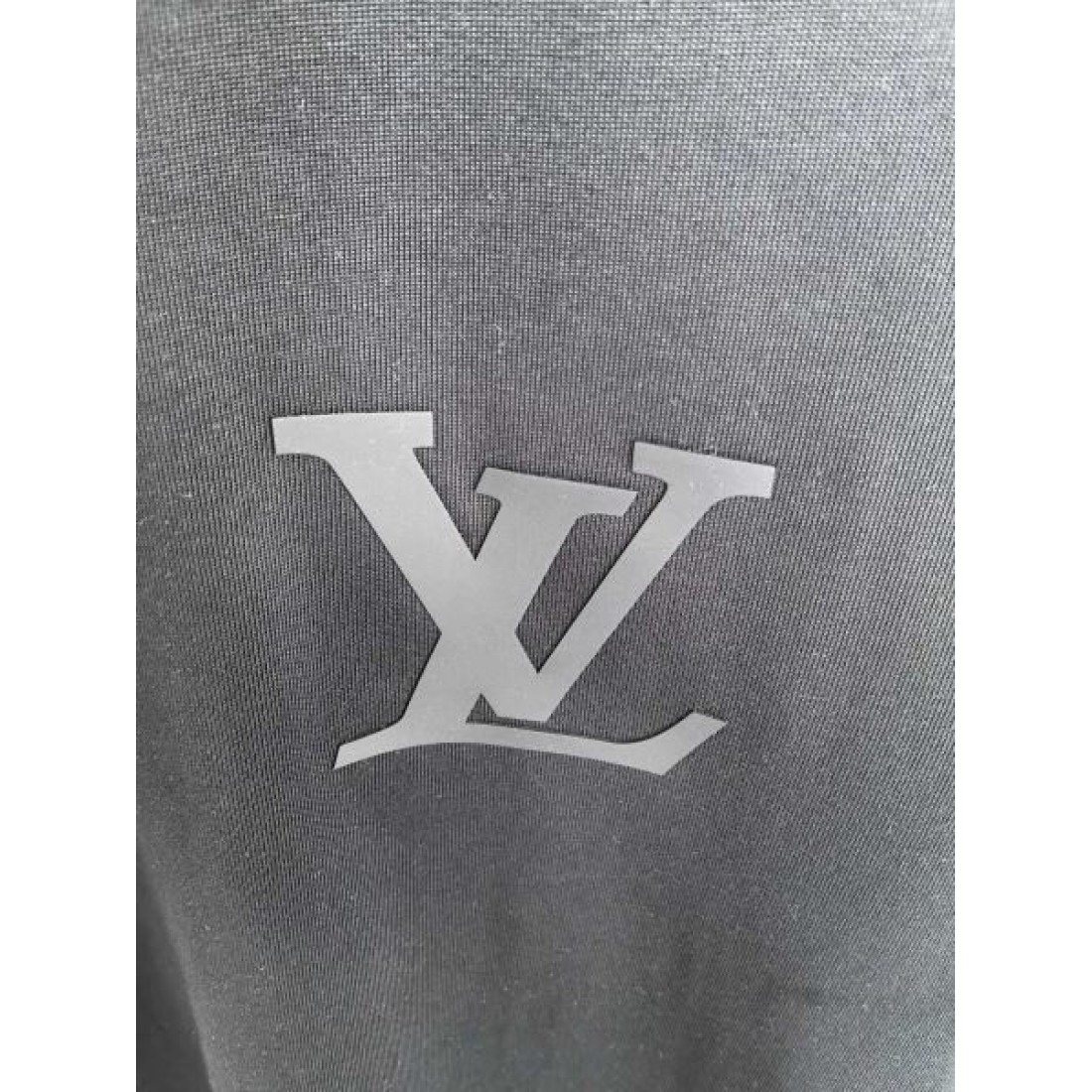 ワンポイント仕様 LOUIS VUITTON ルイヴィトン コピー カットソー ホワイトカラー LVロゴアクセント コットン素材 デイリー向け