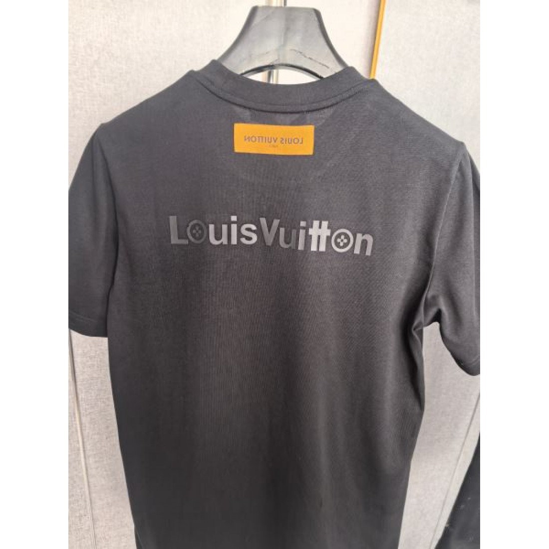 ワンポイント仕様 LOUIS VUITTON ルイヴィトン コピー カットソー ホワイトカラー LVロゴアクセント コットン素材 デイリー向け
