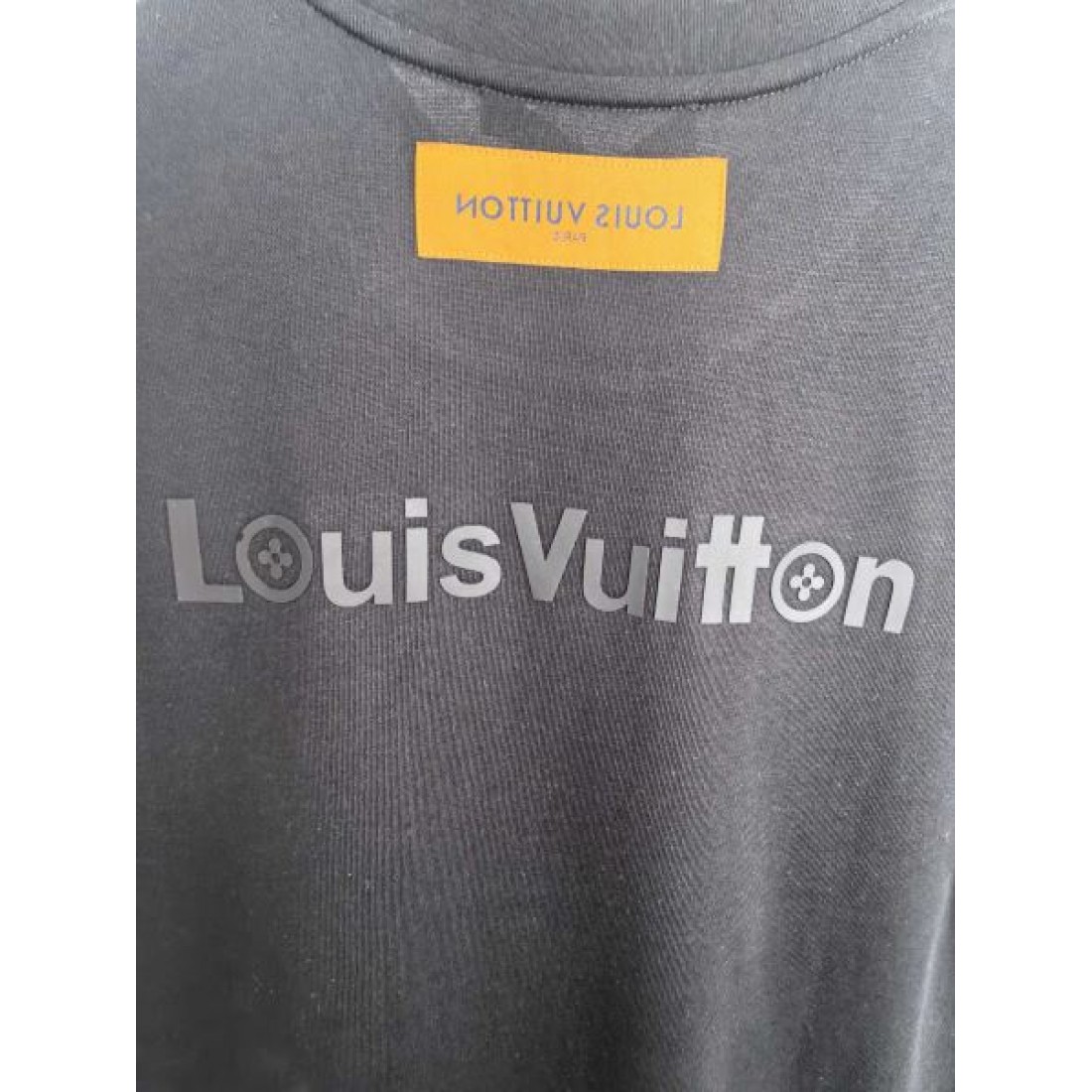ワンポイント仕様 LOUIS VUITTON ルイヴィトン コピー カットソー ホワイトカラー LVロゴアクセント コットン素材 デイリー向け