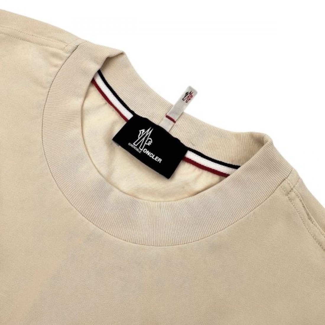 デニムポケット MONCLER モンクレール コピー Tシャツ ベージュカラー ワンポイントロゴ 半袖デザイン 軽やかなカジュアル感演出