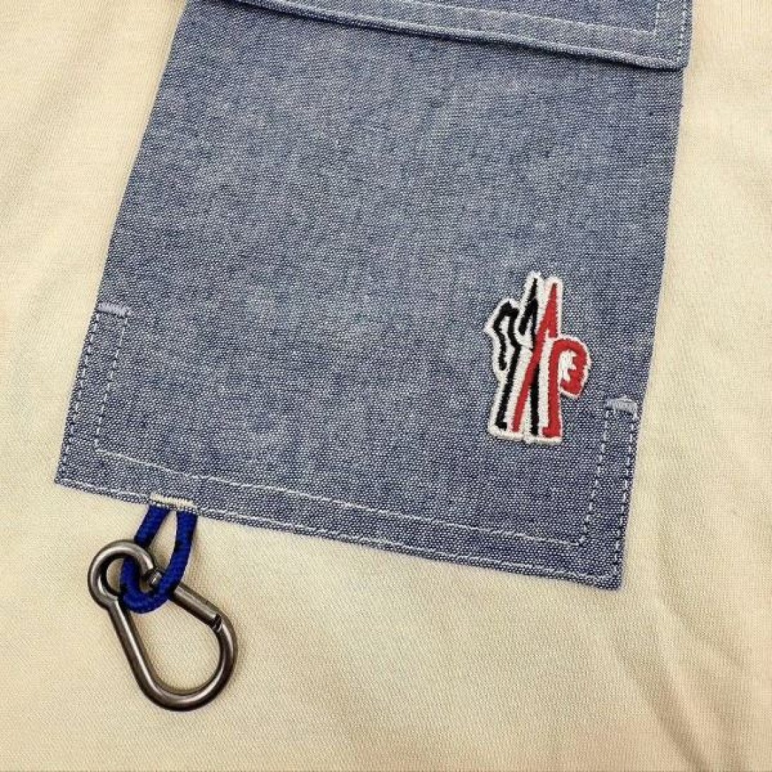 デニムポケット MONCLER モンクレール コピー Tシャツ ベージュカラー ワンポイントロゴ 半袖デザイン 軽やかなカジュアル感演出