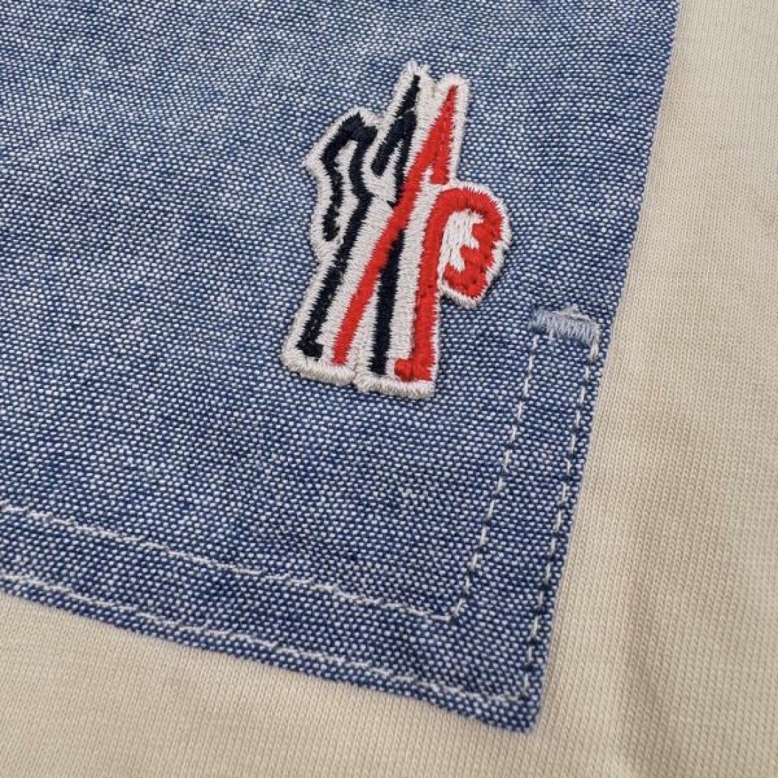 デニムポケット MONCLER モンクレール コピー Tシャツ ベージュカラー ワンポイントロゴ 半袖デザイン 軽やかなカジュアル感演出