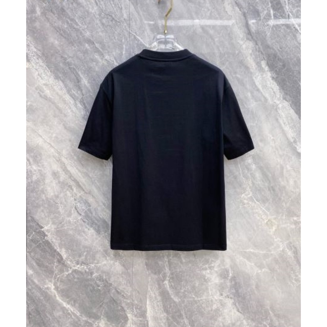 ロゴグラフィック仕様 MONCLER モンクレール コピー Tシャツ モノトーン配色 フロントプリント コットン素材 デイリーコーデ向け