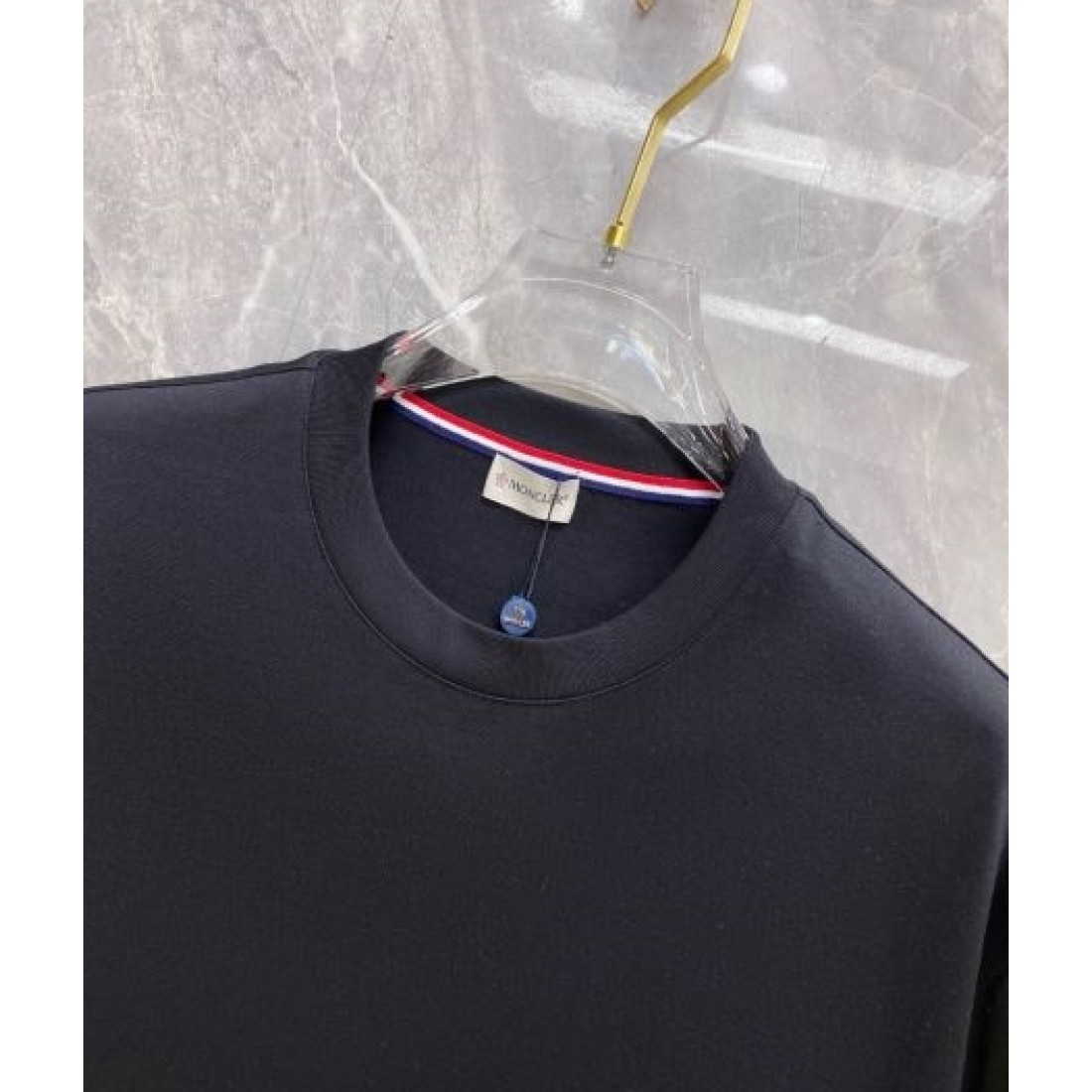 ロゴグラフィック仕様 MONCLER モンクレール コピー Tシャツ モノトーン配色 フロントプリント コットン素材 デイリーコーデ向け