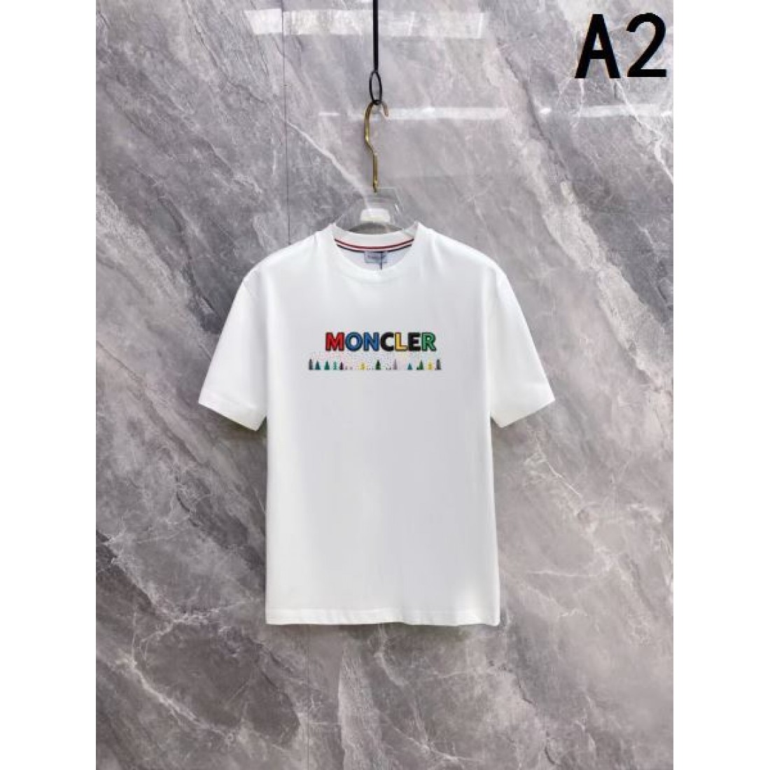 カラフルロゴ MONCLER モンクレール コピー Tシャツ ネイビーカラー マルチカラー刺繍 半袖デザイン 遊び心ある仕上がり