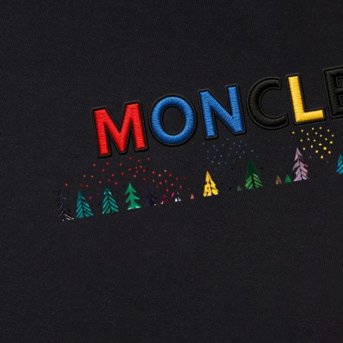 カラフルロゴ MONCLER モンクレール コピー Tシャツ ネイビーカラー マルチカラー刺繍 半袖デザイン 遊び心ある仕上がり