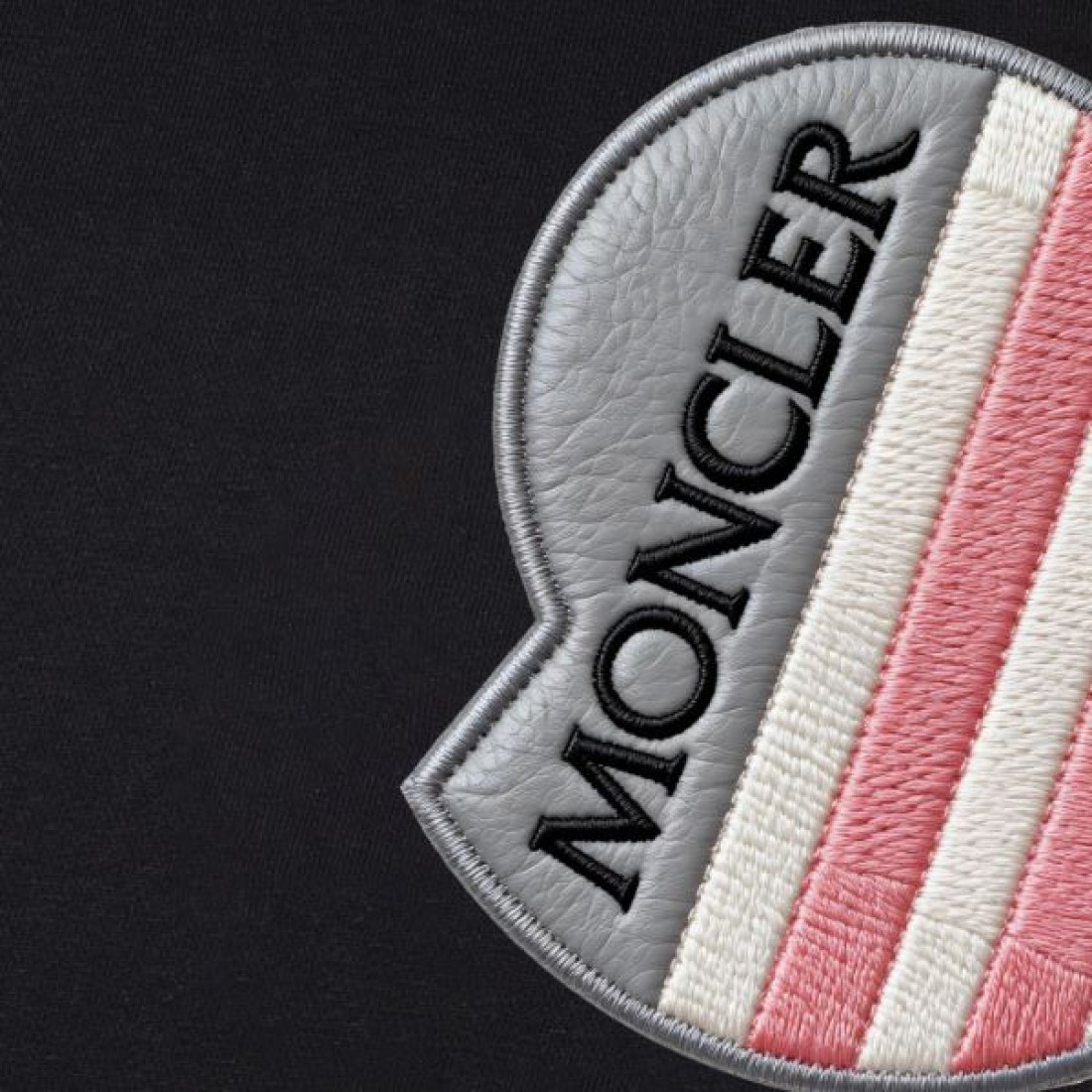 レインボー配色 MONCLER モンクレール コピー カットソー ホワイトカラー フロントロゴプリント カジュアル感あるスタイル仕様