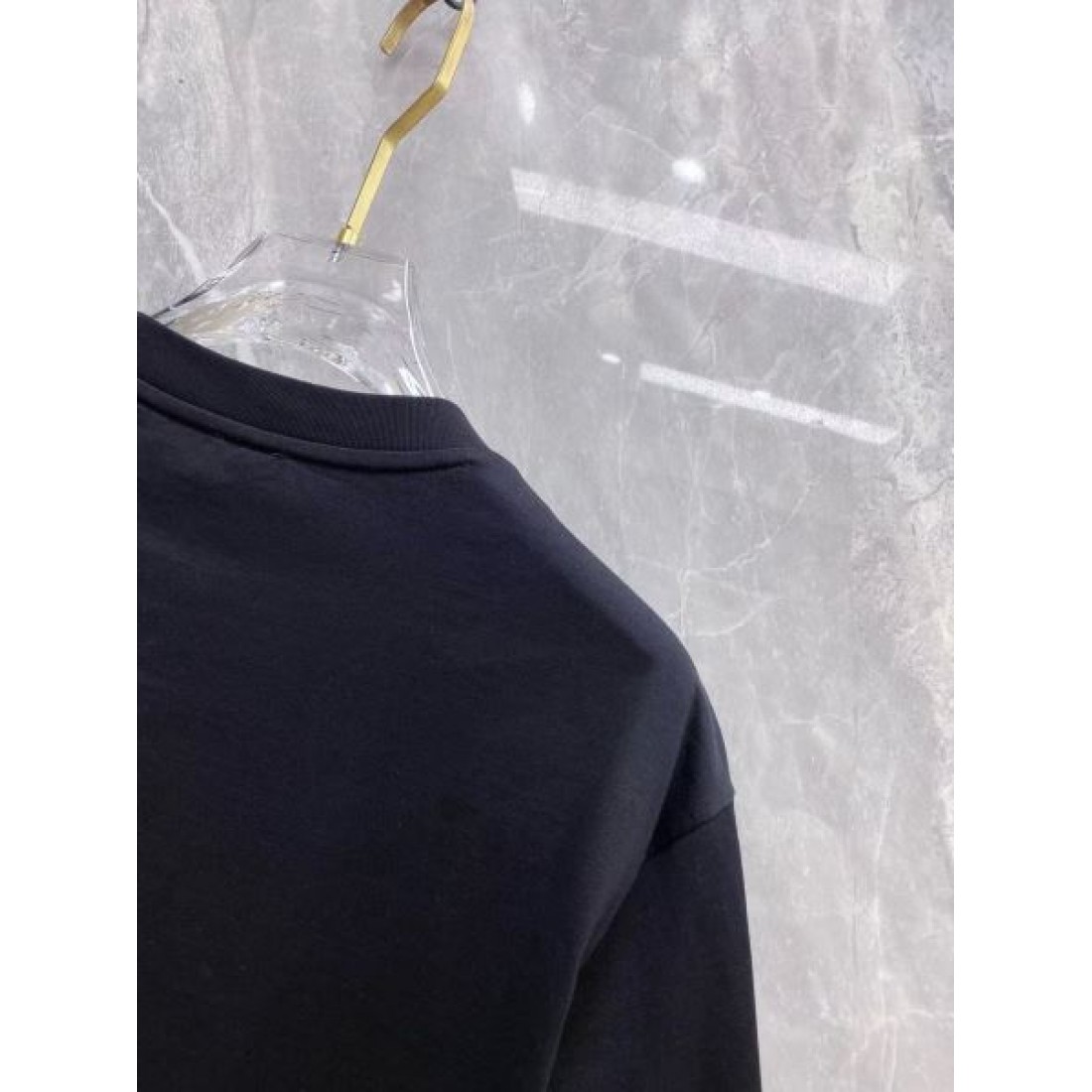 レインボー配色 MONCLER モンクレール コピー カットソー ホワイトカラー フロントロゴプリント カジュアル感あるスタイル仕様