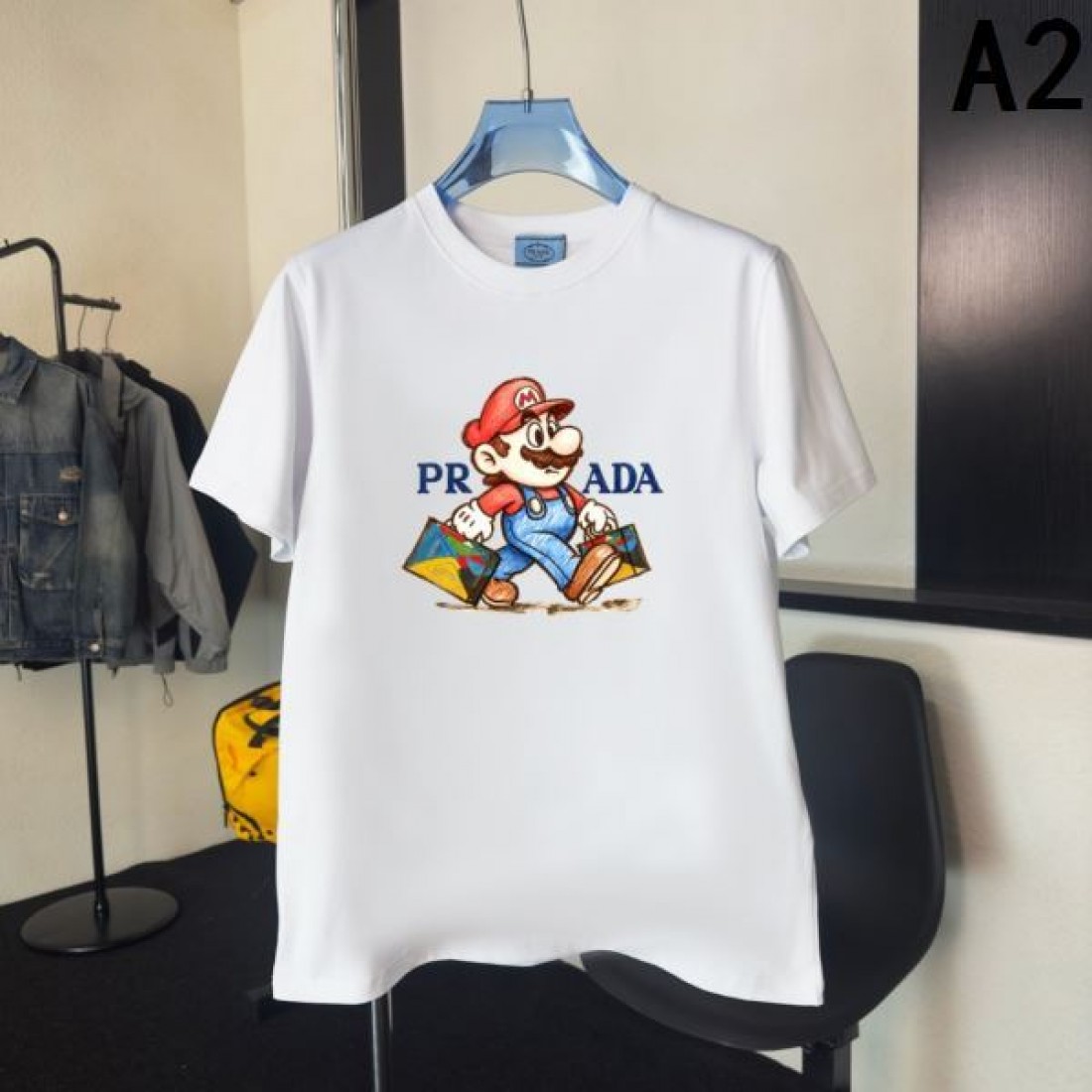 マリオグラフィック PRADA プラダ コピー Tシャツ ブラックカラー キャラクタープリント 半袖デザイン ポップなストリート感演出