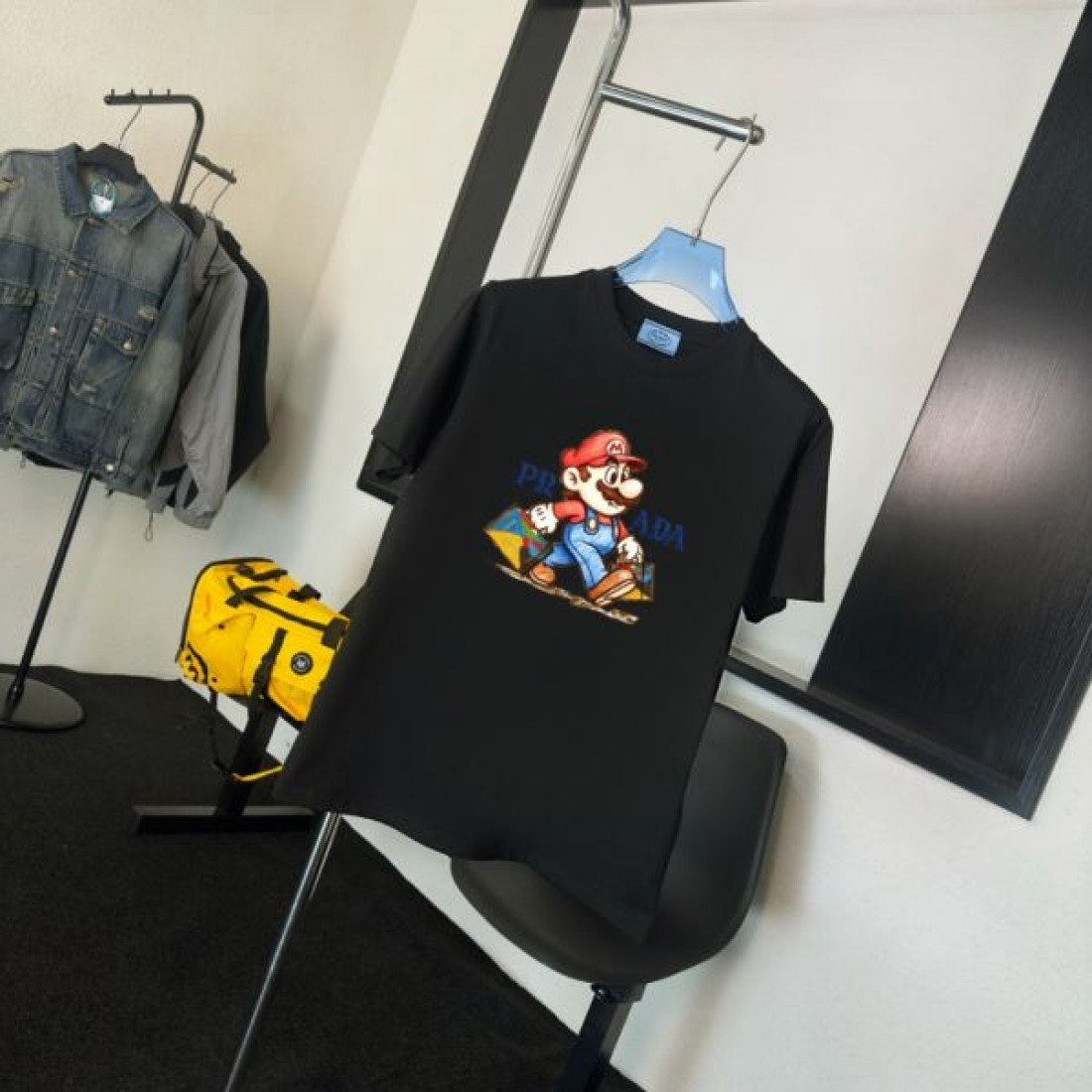 マリオグラフィック PRADA プラダ コピー Tシャツ ブラックカラー キャラクタープリント 半袖デザイン ポップなストリート感演出