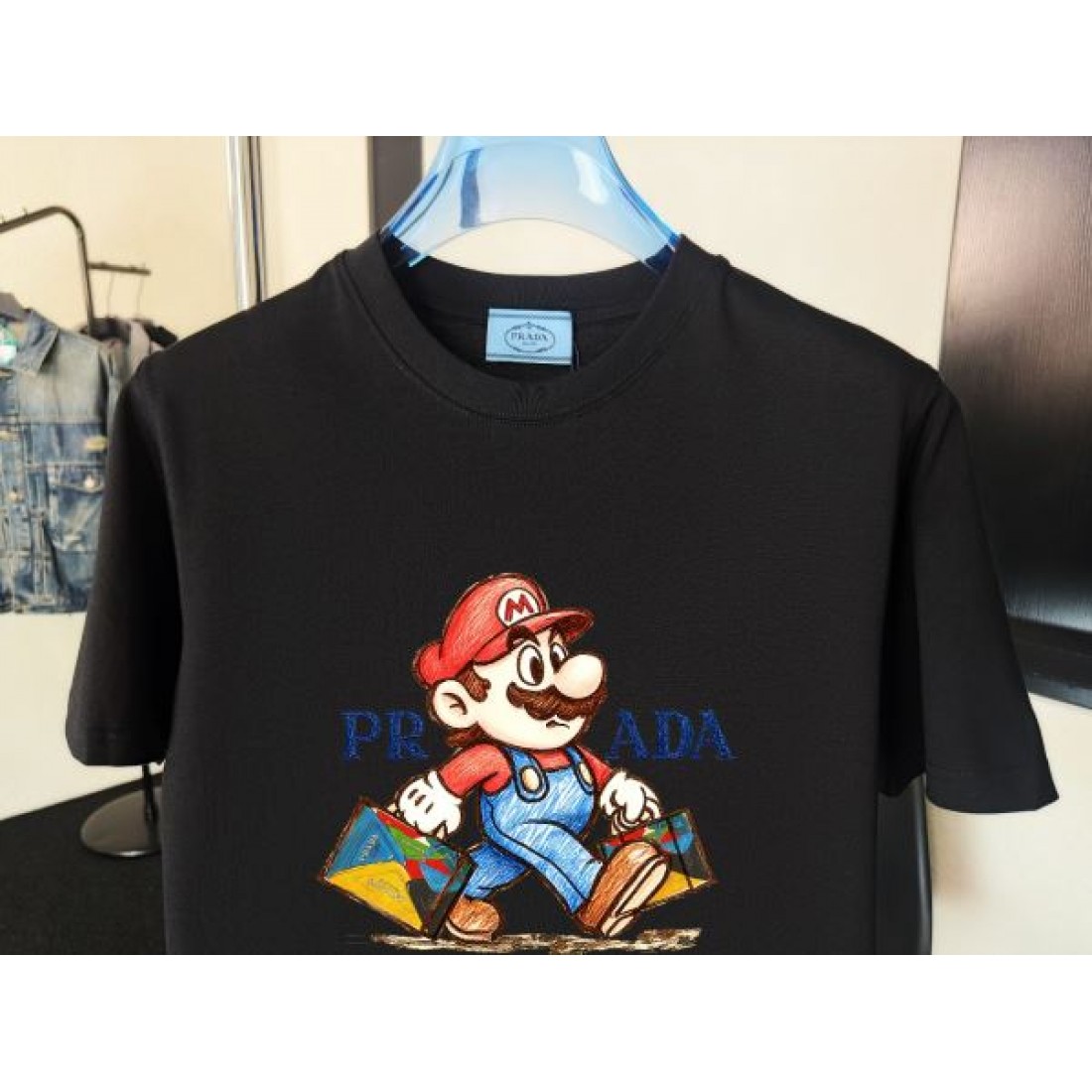 マリオグラフィック PRADA プラダ コピー Tシャツ ブラックカラー キャラクタープリント 半袖デザイン ポップなストリート感演出