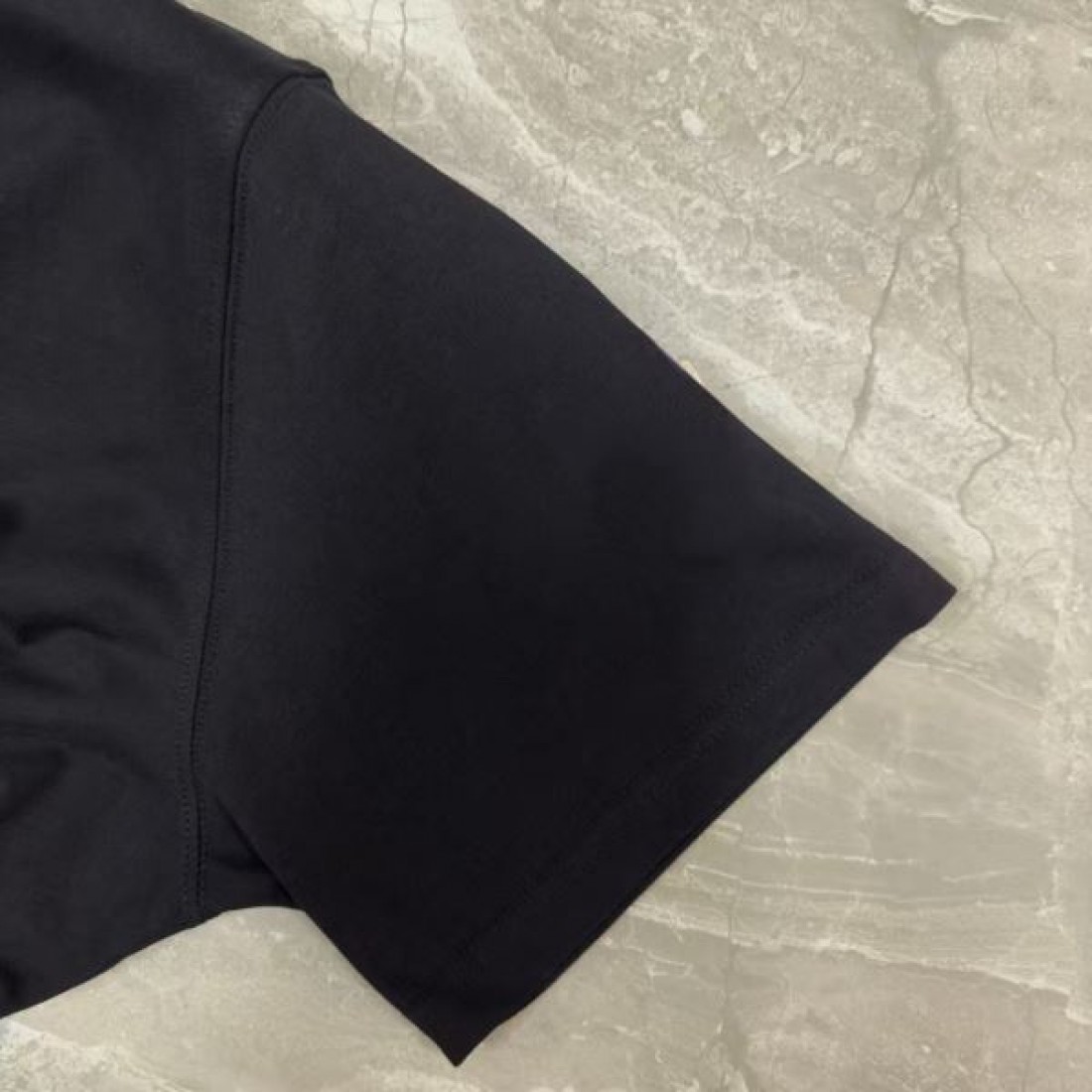 マリオグラフィック PRADA プラダ コピー Tシャツ ブラックカラー キャラクタープリント 半袖デザイン ポップなストリート感演出