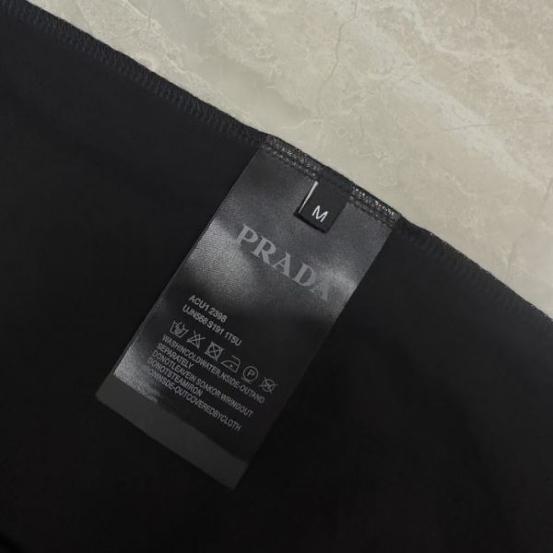 マリオグラフィック PRADA プラダ コピー Tシャツ ブラックカラー キャラクタープリント 半袖デザイン ポップなストリート感演出