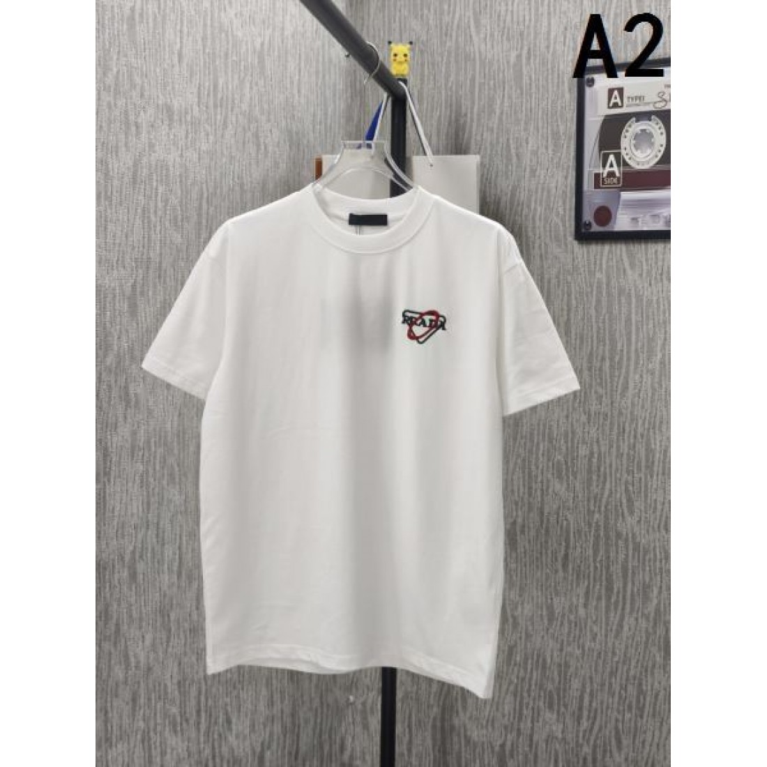 ブラックベース ワンポイントロゴ ミニマルデザイン クルーネック 通気性良いコットン素材 半袖Tシャツ LOUIS VUITTON ルイヴィトン コピー Tシャツ