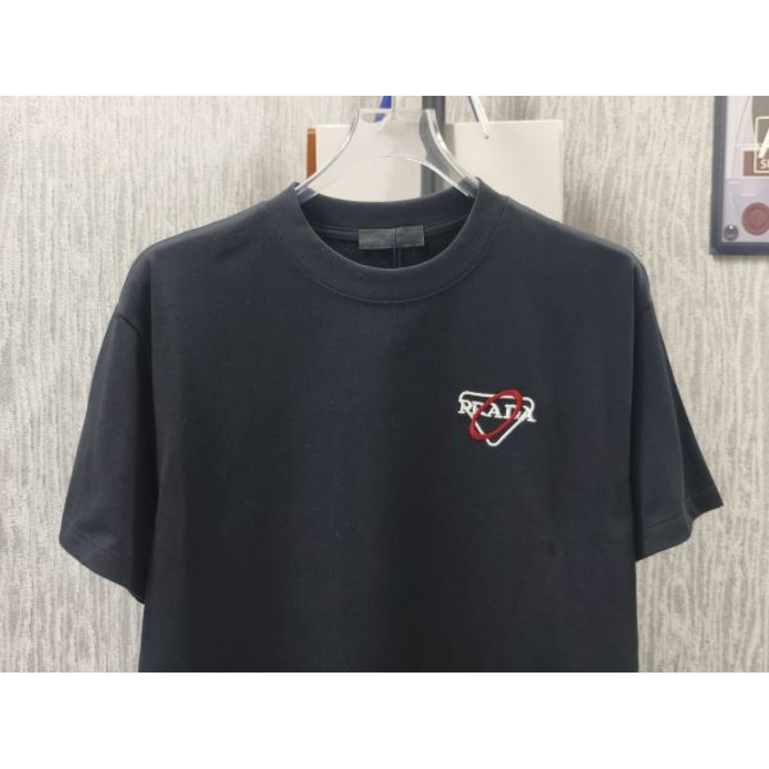 ブラックベース ワンポイントロゴ ミニマルデザイン クルーネック 通気性良いコットン素材 半袖Tシャツ LOUIS VUITTON ルイヴィトン コピー Tシャツ