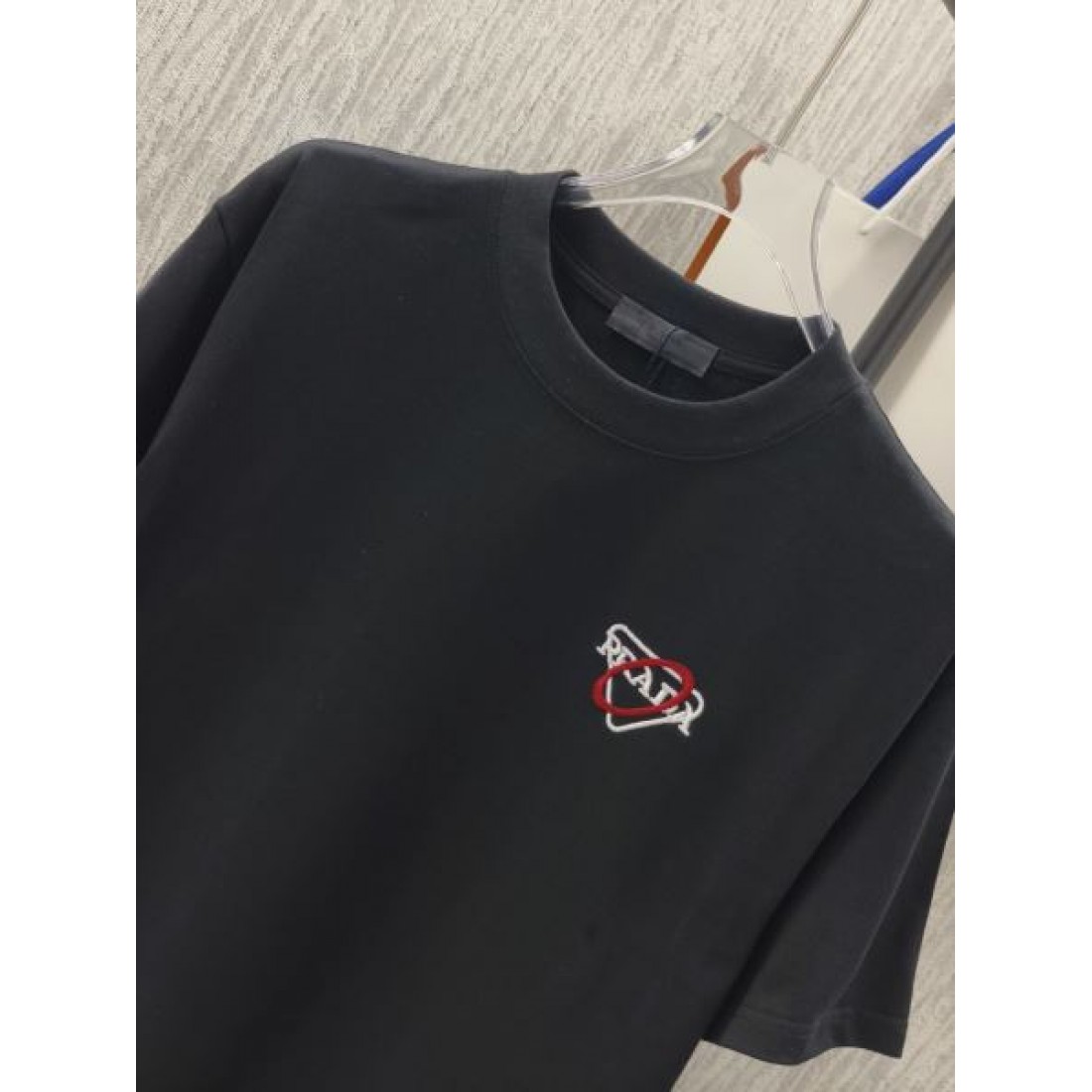 ブラックベース ワンポイントロゴ ミニマルデザイン クルーネック 通気性良いコットン素材 半袖Tシャツ LOUIS VUITTON ルイヴィトン コピー Tシャツ
