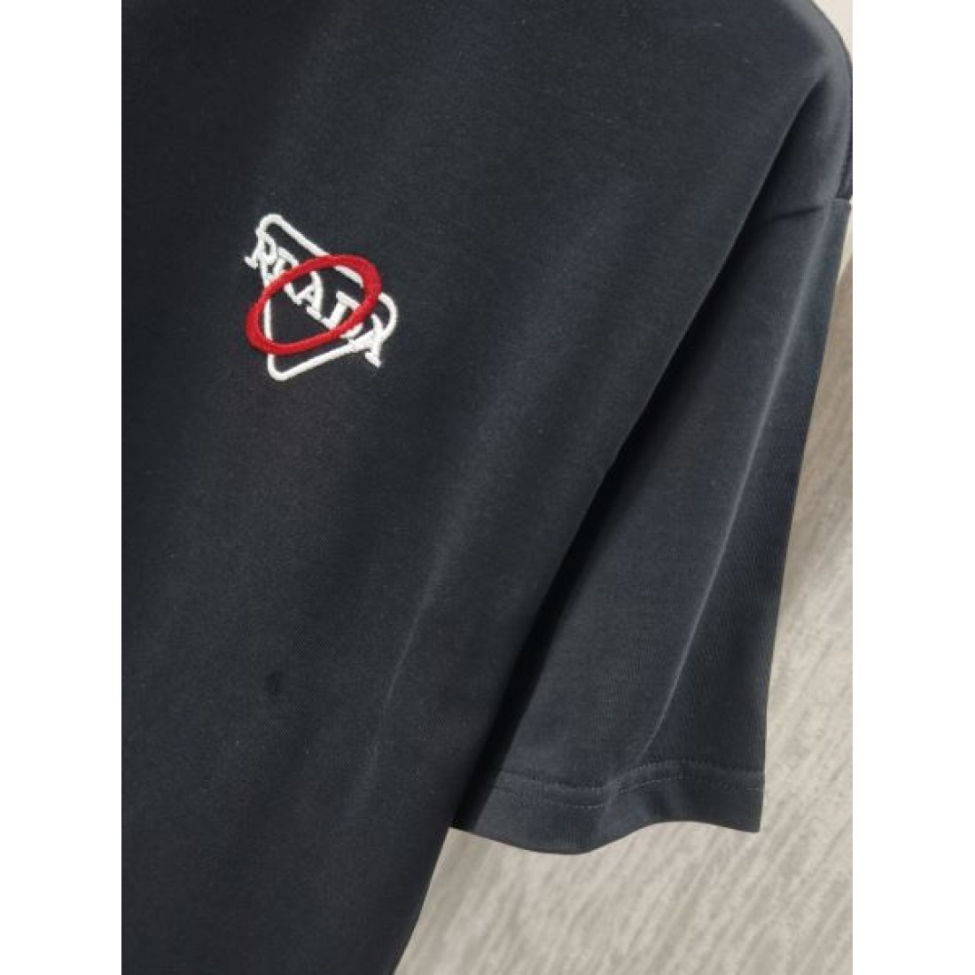 ブラックベース ワンポイントロゴ ミニマルデザイン クルーネック 通気性良いコットン素材 半袖Tシャツ LOUIS VUITTON ルイヴィトン コピー Tシャツ
