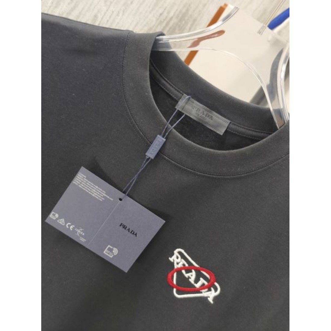 ブラックベース ワンポイントロゴ ミニマルデザイン クルーネック 通気性良いコットン素材 半袖Tシャツ LOUIS VUITTON ルイヴィトン コピー Tシャツ