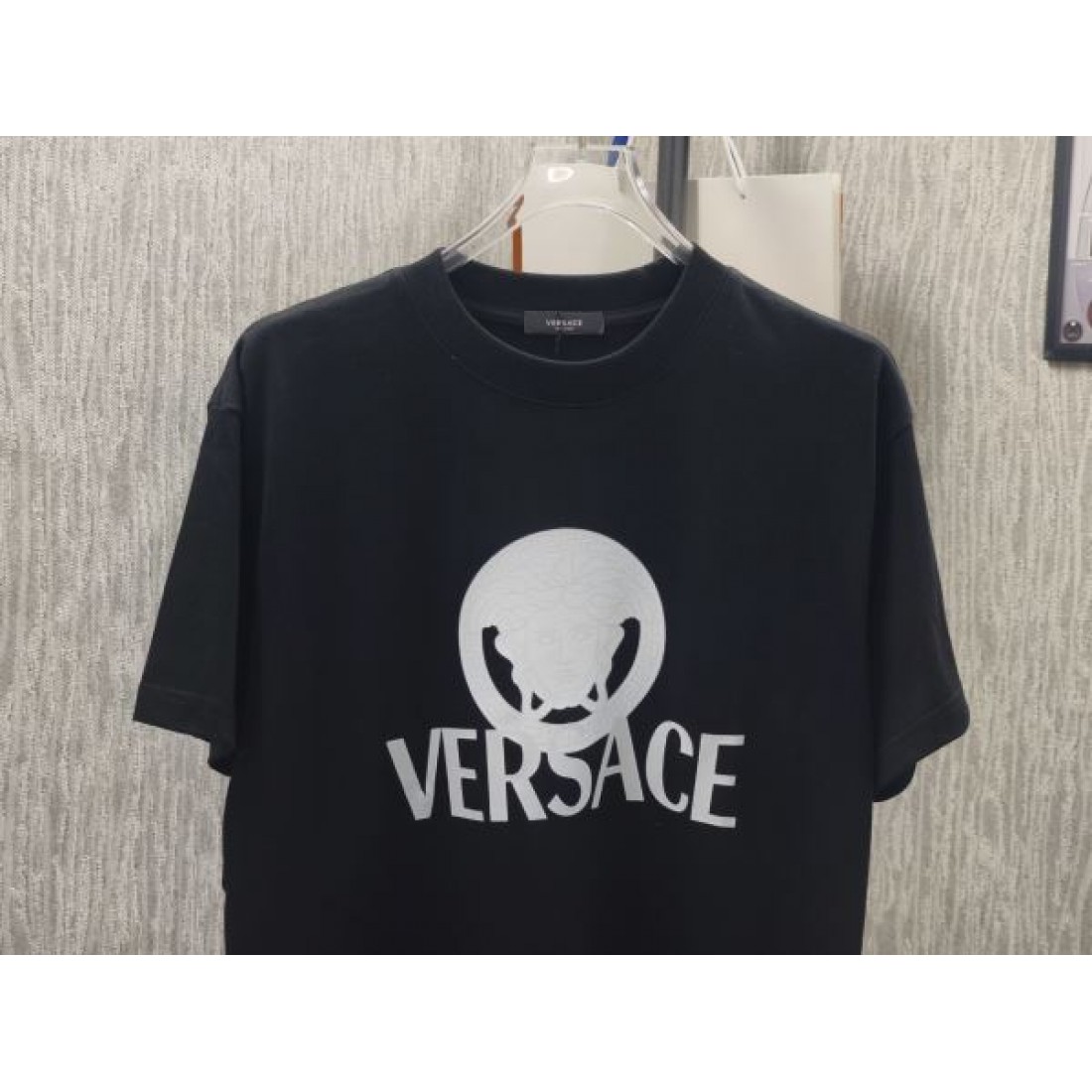 PRADA（プラダ）のTシャツコピー、半袖で上品エレガント、柔らかい素材が快適な着心地を実現