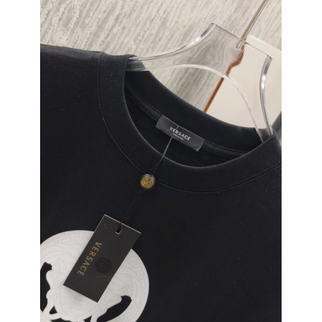 PRADA（プラダ）のTシャツコピー、半袖で上品エレガント、柔らかい素材が快適な着心地を実現