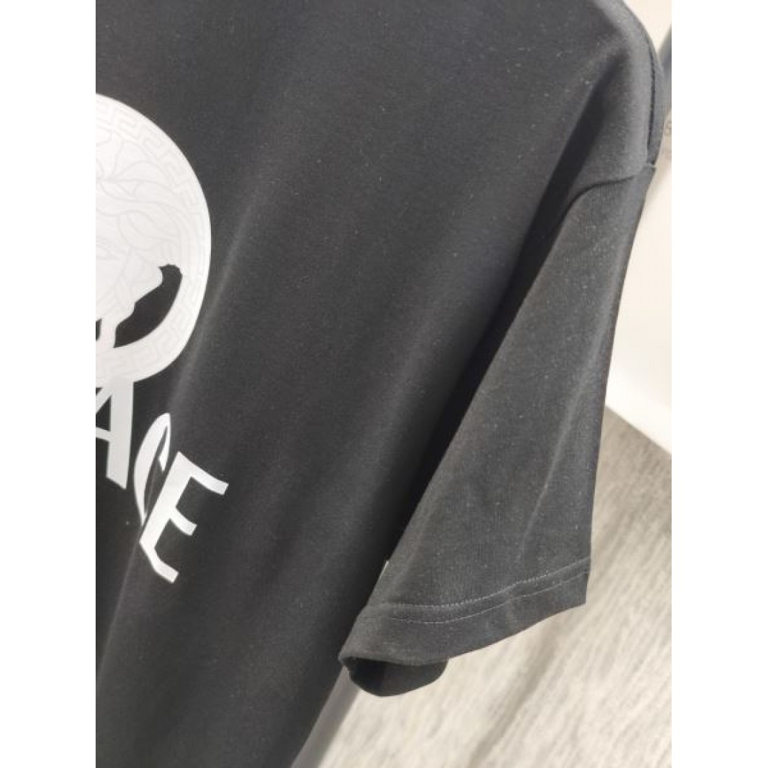PRADA（プラダ）のTシャツコピー、半袖で上品エレガント、柔らかい素材が快適な着心地を実現
