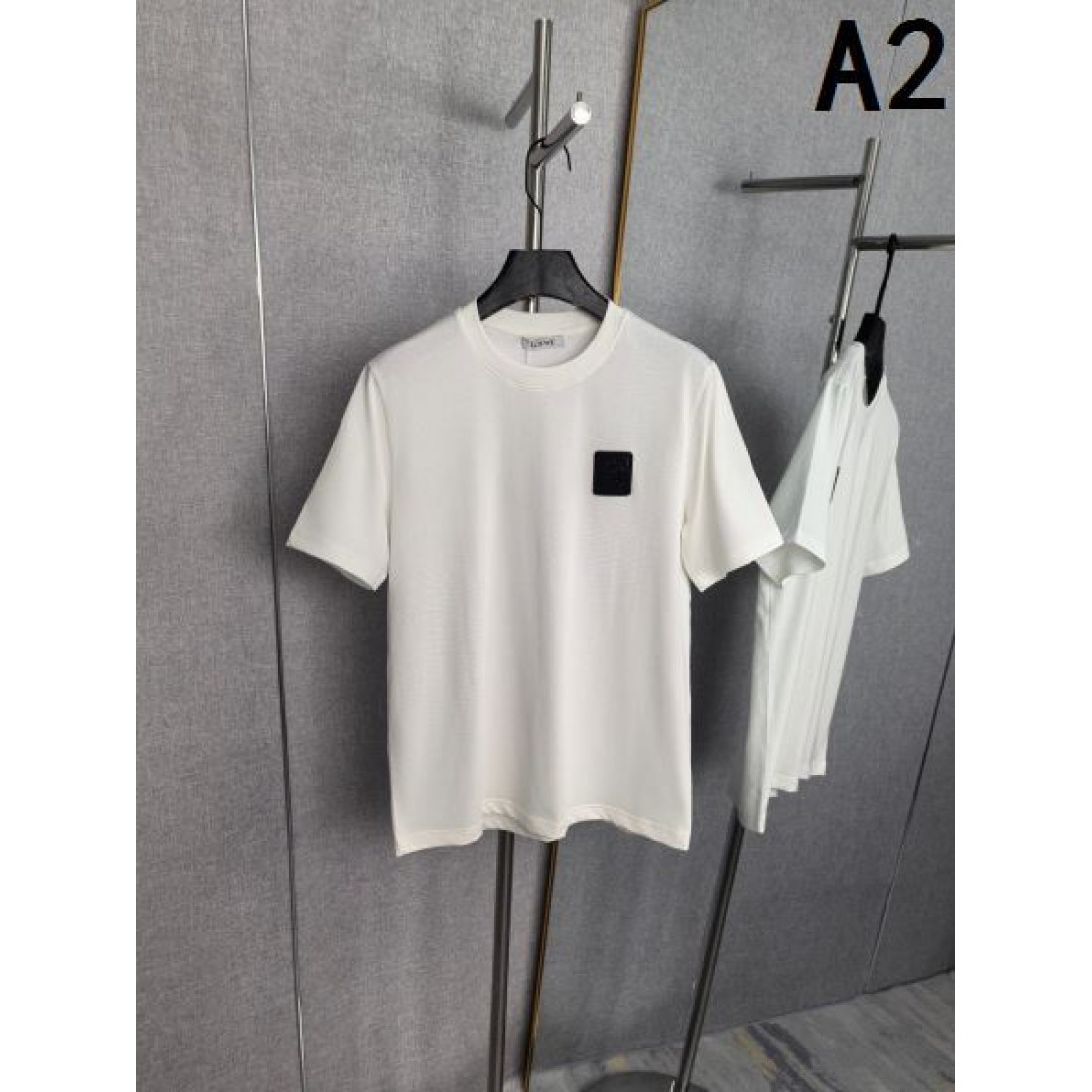 人気 トップス ブラック FENDI フェンディ コピー Tシャツ 胸元スクエアパッチ 凛々しい クルーネック ゆったり
