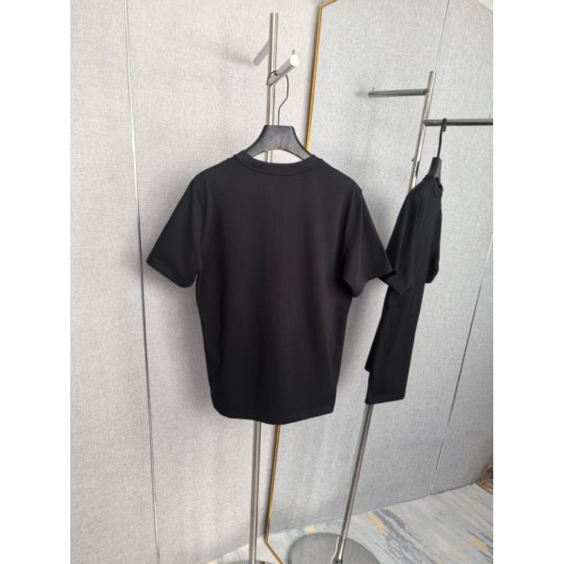 人気 トップス ブラック FENDI フェンディ コピー Tシャツ 胸元スクエアパッチ 凛々しい クルーネック ゆったり