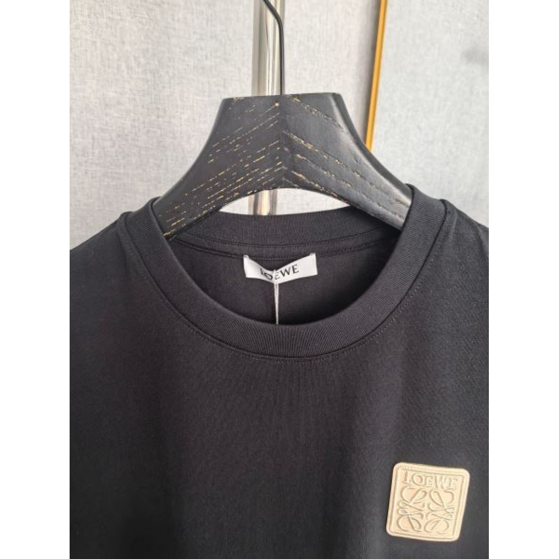 人気 トップス ブラック FENDI フェンディ コピー Tシャツ 胸元スクエアパッチ 凛々しい クルーネック ゆったり
